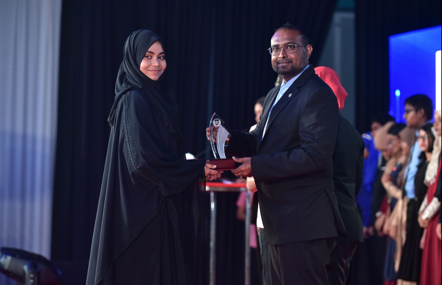 މާލެ: 17 ޖުލައި 2018: އޯ ލެވެލްގައި ރަނގަޅު ނަތީޖާ ހޯދި ދަރިވަރުންނަށް އެވޯޑު ދިނުމަށް ދަރުބާރުގޭގައި ބޭއްވި ރަސްމިއްޔާތުގެ ތެރެއިން: މިދިޔަ އޮކްޓޯބަރު/ނޮވެމްބަރުގައި އޯ ލެވެލް ހެދި ދަރިވަރުންގެ ތެރެއިން ރާއްޖޭގެ ގަދަ 10 ގައި 375 ދަރިވަރަކު ހިމެނި ހަ ދަރިވަރަކު ވަނީ އެއްވަނަ ހޯދާފައި--. ފޮޓޯ: ނިޝާން އަލީ/ މިހާރު