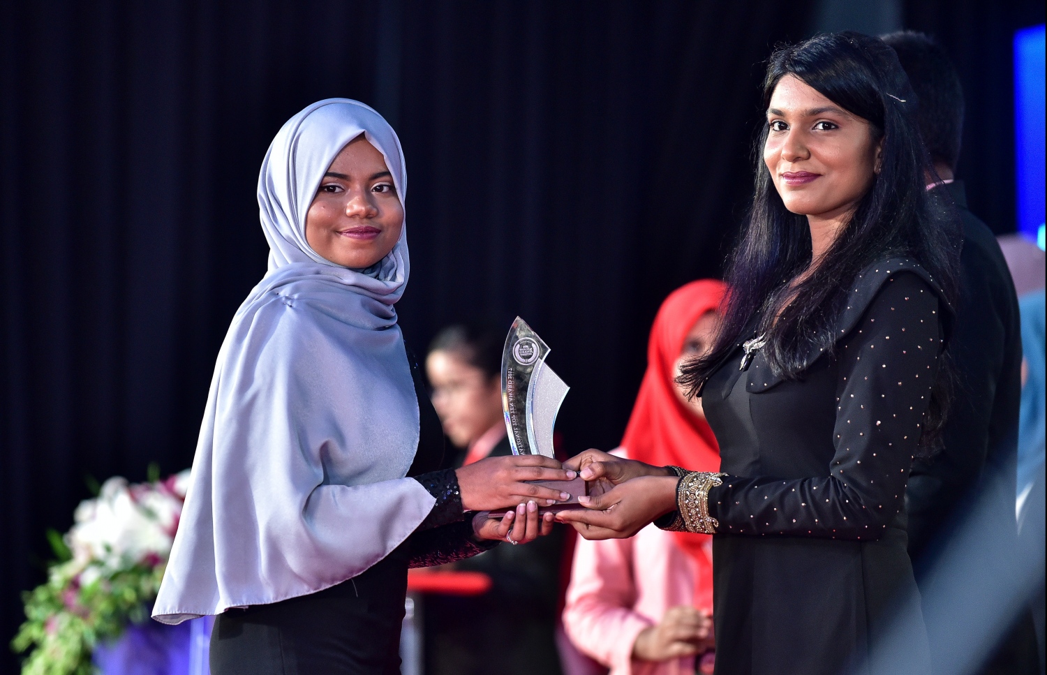 މާލެ: 17 ޖުލައި 2018: އޯ ލެވެލްގައި ރަނގަޅު ނަތީޖާ ހޯދި ދަރިވަރުންނަށް އެވޯޑު ދިނުމަށް ދަރުބާރުގޭގައި ބޭއްވި ރަސްމިއްޔާތުގެ ތެރެއިން: މިދިޔަ އޮކްޓޯބަރު/ނޮވެމްބަރުގައި އޯ ލެވެލް ހެދި ދަރިވަރުންގެ ތެރެއިން ރާއްޖޭގެ ގަދަ 10 ގައި 375 ދަރިވަރަކު ހިމެނި ހަ ދަރިވަރަކު ވަނީ އެއްވަނަ ހޯދާފައި--. ފޮޓޯ: ނިޝާން އަލީ/ މިހާރު