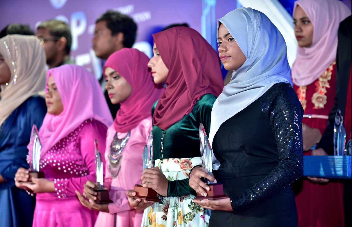 މާލެ: 17 ޖުލައި 2018: އޯ ލެވެލްގައި ރަނގަޅު ނަތީޖާ ހޯދި ދަރިވަރުންނަށް އެވޯޑު ދިނުމަށް ދަރުބާރުގޭގައި ބޭއްވި ރަސްމިއްޔާތުގެ ތެރެއިން: މިދިޔަ އޮކްޓޯބަރު/ނޮވެމްބަރުގައި އޯ ލެވެލް ހެދި ދަރިވަރުންގެ ތެރެއިން ރާއްޖޭގެ ގަދަ 10 ގައި 375 ދަރިވަރަކު ހިމެނި ހަ ދަރިވަރަކު ވަނީ އެއްވަނަ ހޯދާފައި--. ފޮޓޯ: ނިޝާން އަލީ/ މިހާރު