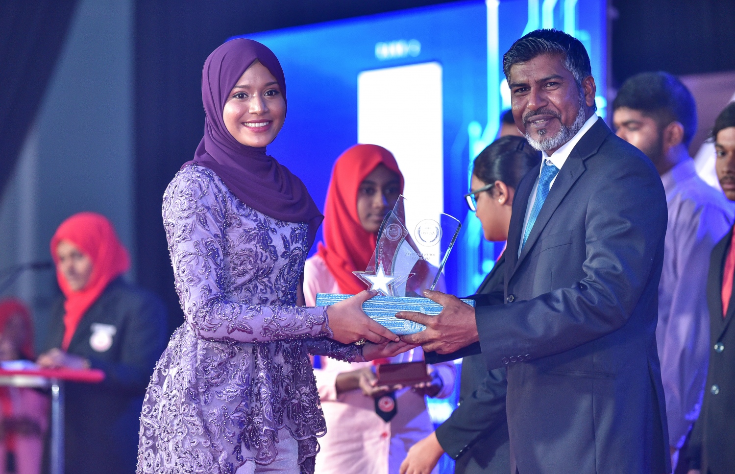 މާލެ: 17 ޖުލައި 2018: އޯ ލެވެލްގައި ރަނގަޅު ނަތީޖާ ހޯދި ދަރިވަރުންނަށް އެވޯޑު ދިނުމަށް ދަރުބާރުގޭގައި ބޭއްވި ރަސްމިއްޔާތުގެ ތެރެއިން: މިދިޔަ އޮކްޓޯބަރު/ނޮވެމްބަރުގައި އޯ ލެވެލް ހެދި ދަރިވަރުންގެ ތެރެއިން ރާއްޖޭގެ ގަދަ 10 ގައި 375 ދަރިވަރަކު ހިމެނި ހަ ދަރިވަރަކު ވަނީ އެއްވަނަ ހޯދާފައި--. ފޮޓޯ: ނިޝާން އަލީ/ މިހާރު