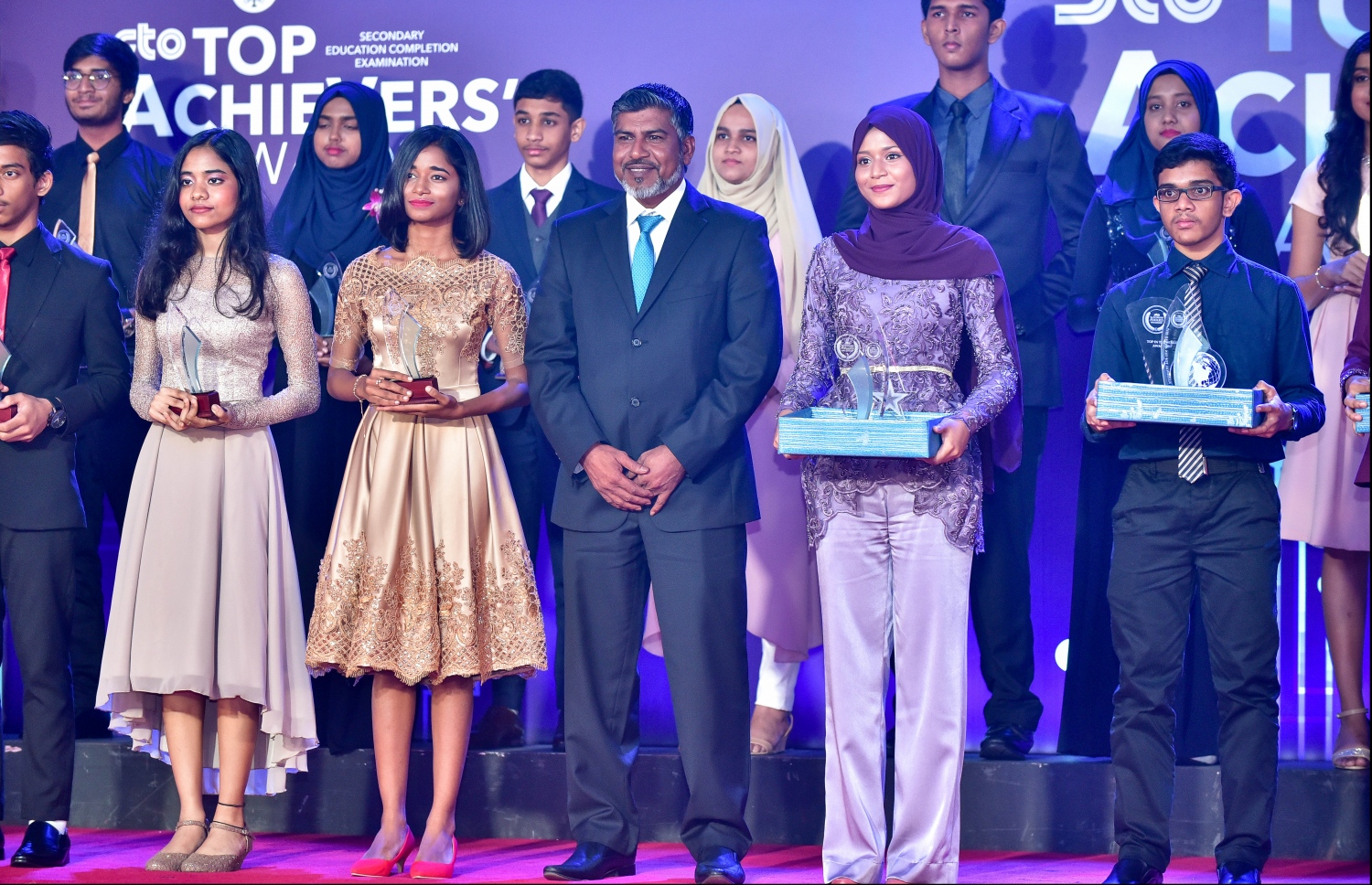 މާލެ: 17 ޖުލައި 2018: އޯ ލެވެލްގައި ރަނގަޅު ނަތީޖާ ހޯދި ދަރިވަރުންނަށް އެވޯޑު ދިނުމަށް ދަރުބާރުގޭގައި ބޭއްވި ރަސްމިއްޔާތުގެ ތެރެއިން: މިދިޔަ އޮކްޓޯބަރު/ނޮވެމްބަރުގައި އޯ ލެވެލް ހެދި ދަރިވަރުންގެ ތެރެއިން ރާއްޖޭގެ ގަދަ 10 ގައި 375 ދަރިވަރަކު ހިމެނި ހަ ދަރިވަރަކު ވަނީ އެއްވަނަ ހޯދާފައި--. ފޮޓޯ: ނިޝާން އަލީ/ މިހާރު