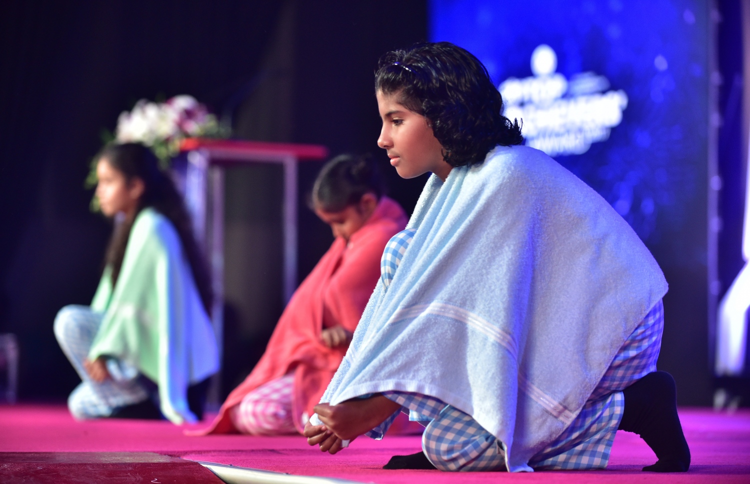 މާލެ: 17 ޖުލައި 2018: އޯ ލެވެލްގައި ރަނގަޅު ނަތީޖާ ހޯދި ދަރިވަރުންނަށް އެވޯޑު ދިނުމަށް ދަރުބާރުގޭގައި ބޭއްވި ރަސްމިއްޔާތުގެ ތެރެއިން: މިދިޔަ އޮކްޓޯބަރު/ނޮވެމްބަރުގައި އޯ ލެވެލް ހެދި ދަރިވަރުންގެ ތެރެއިން ރާއްޖޭގެ ގަދަ 10 ގައި 375 ދަރިވަރަކު ހިމެނި ހަ ދަރިވަރަކު ވަނީ އެއްވަނަ ހޯދާފައި--. ފޮޓޯ: ނިޝާން އަލީ/ މިހާރު