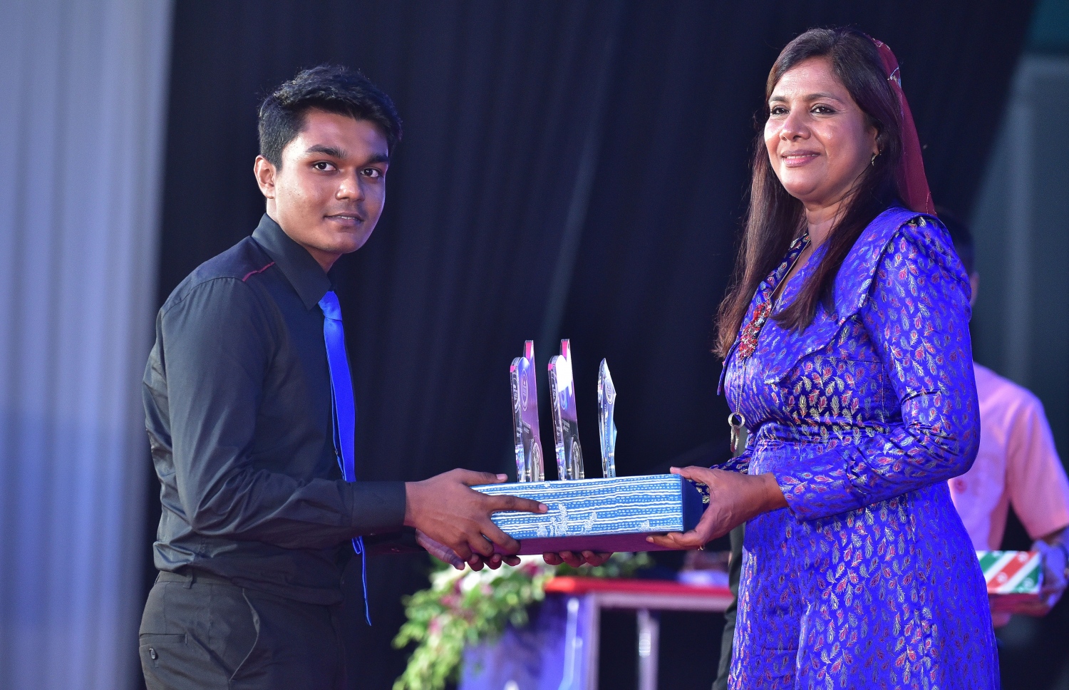 މާލެ: 17 ޖުލައި 2018: އޯ ލެވެލްގައި ރަނގަޅު ނަތީޖާ ހޯދި ދަރިވަރުންނަށް އެވޯޑު ދިނުމަށް ދަރުބާރުގޭގައި ބޭއްވި ރަސްމިއްޔާތުގެ ތެރެއިން: މިދިޔަ އޮކްޓޯބަރު/ނޮވެމްބަރުގައި އޯ ލެވެލް ހެދި ދަރިވަރުންގެ ތެރެއިން ރާއްޖޭގެ ގަދަ 10 ގައި 375 ދަރިވަރަކު ހިމެނި ހަ ދަރިވަރަކު ވަނީ އެއްވަނަ ހޯދާފައި--. ފޮޓޯ: ނިޝާން އަލީ/ މިހާރު