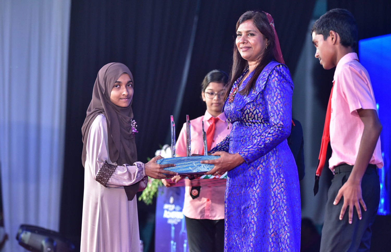 މާލެ: 17 ޖުލައި 2018: އޯ ލެވެލްގައި ރަނގަޅު ނަތީޖާ ހޯދި ދަރިވަރުންނަށް އެވޯޑު ދިނުމަށް ދަރުބާރުގޭގައި ބޭއްވި ރަސްމިއްޔާތުގެ ތެރެއިން: މިދިޔަ އޮކްޓޯބަރު/ނޮވެމްބަރުގައި އޯ ލެވެލް ހެދި ދަރިވަރުންގެ ތެރެއިން ރާއްޖޭގެ ގަދަ 10 ގައި 375 ދަރިވަރަކު ހިމެނި ހަ ދަރިވަރަކު ވަނީ އެއްވަނަ ހޯދާފައި--. ފޮޓޯ: ނިޝާން އަލީ/ މިހާރު