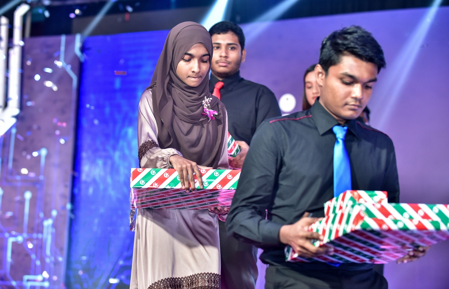 މާލެ: 17 ޖުލައި 2018: އޯ ލެވެލްގައި ރަނގަޅު ނަތީޖާ ހޯދި ދަރިވަރުންނަށް އެވޯޑު ދިނުމަށް ދަރުބާރުގޭގައި ބޭއްވި ރަސްމިއްޔާތުގެ ތެރެއިން: މިދިޔަ އޮކްޓޯބަރު/ނޮވެމްބަރުގައި އޯ ލެވެލް ހެދި ދަރިވަރުންގެ ތެރެއިން ރާއްޖޭގެ ގަދަ 10 ގައި 375 ދަރިވަރަކު ހިމެނި ހަ ދަރިވަރަކު ވަނީ އެއްވަނަ ހޯދާފައި--. ފޮޓޯ: ނިޝާން އަލީ/ މިހާރު