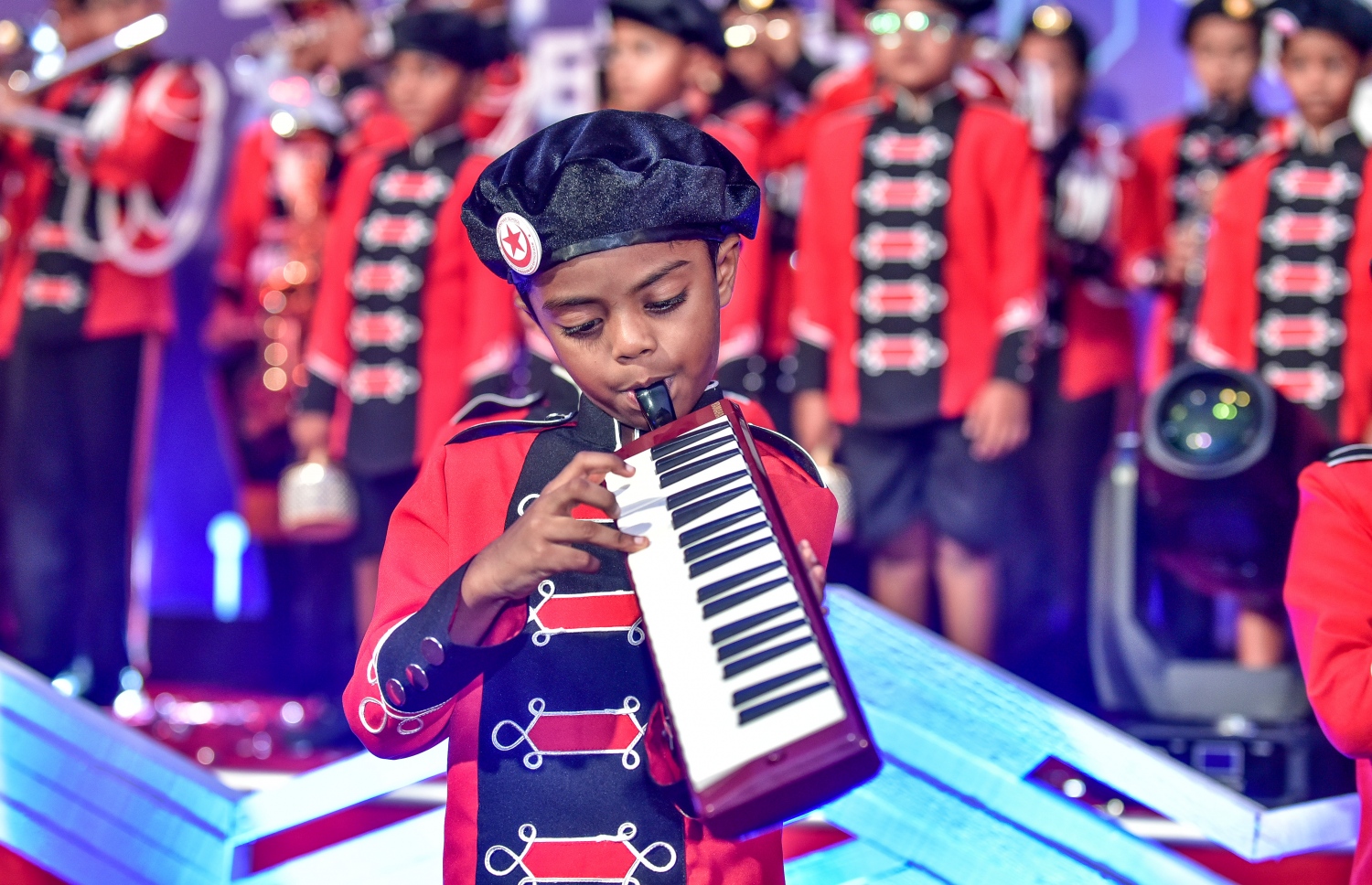 މާލެ: 17 ޖުލައި 2018: އޯ ލެވެލްގައި ރަނގަޅު ނަތީޖާ ހޯދި ދަރިވަރުންނަށް އެވޯޑު ދިނުމަށް ދަރުބާރުގޭގައި ބޭއްވި ރަސްމިއްޔާތުގެ ތެރެއިން: މިދިޔަ އޮކްޓޯބަރު/ނޮވެމްބަރުގައި އޯ ލެވެލް ހެދި ދަރިވަރުންގެ ތެރެއިން ރާއްޖޭގެ ގަދަ 10 ގައި 375 ދަރިވަރަކު ހިމެނި ހަ ދަރިވަރަކު ވަނީ އެއްވަނަ ހޯދާފައި--. ފޮޓޯ: ނިޝާން އަލީ/ މިހާރު