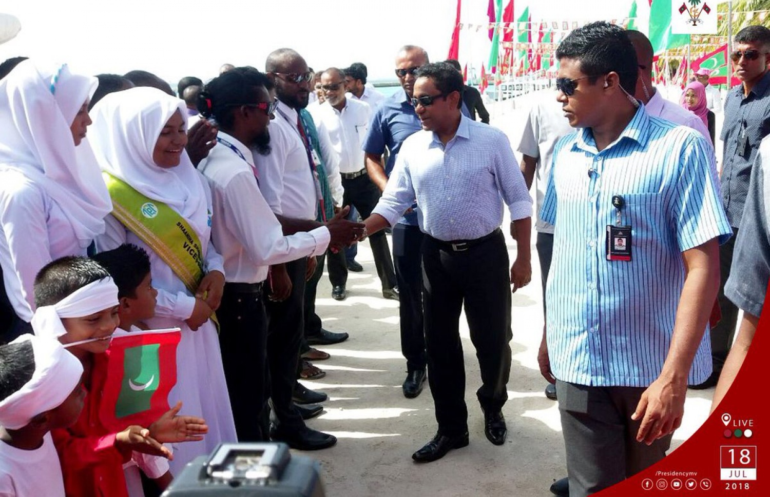 ރައީސް ދިއްދު އަށް ވަޑައިގެން ރައްޔިތުންނާ ސަލާމް ކުރައްވަނީ. --ފޮޓޯ: ރައީސް އޮފީސް