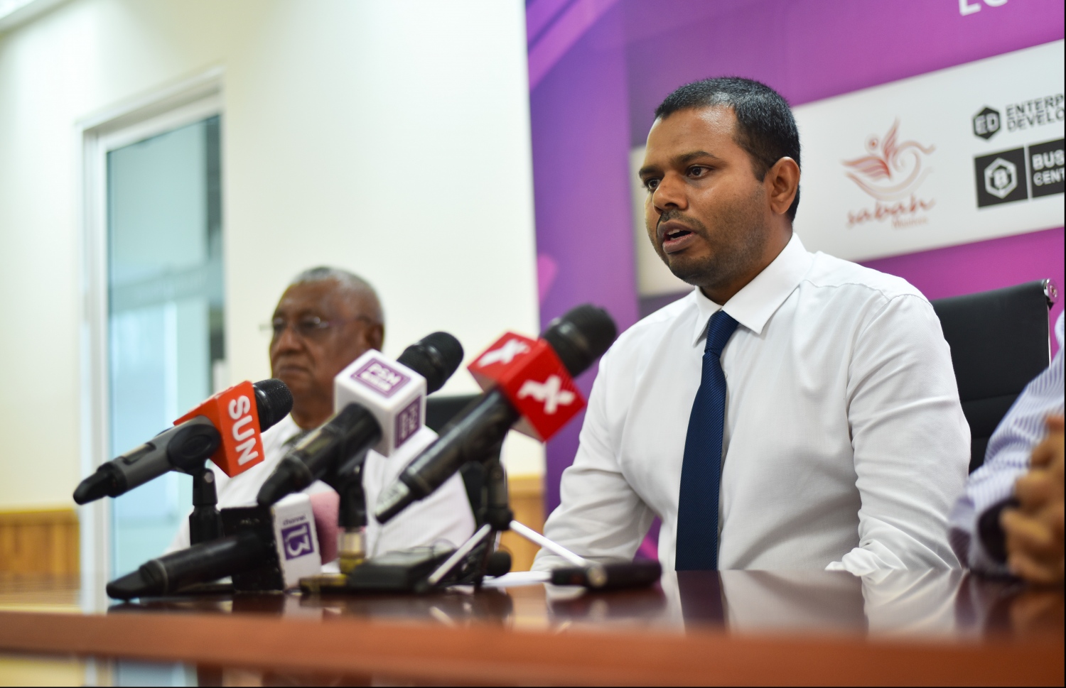 އިކޮނޮމިކް މިނިސްޓްރީގެ ޑެޕިއުޓީ މިނިސްޓަރު ޝިޔާޒު ވާހަކަ ދައްކަވަނީ - ފޮޓޯ: ހުސައިން ވަހީދު/މިހާރު