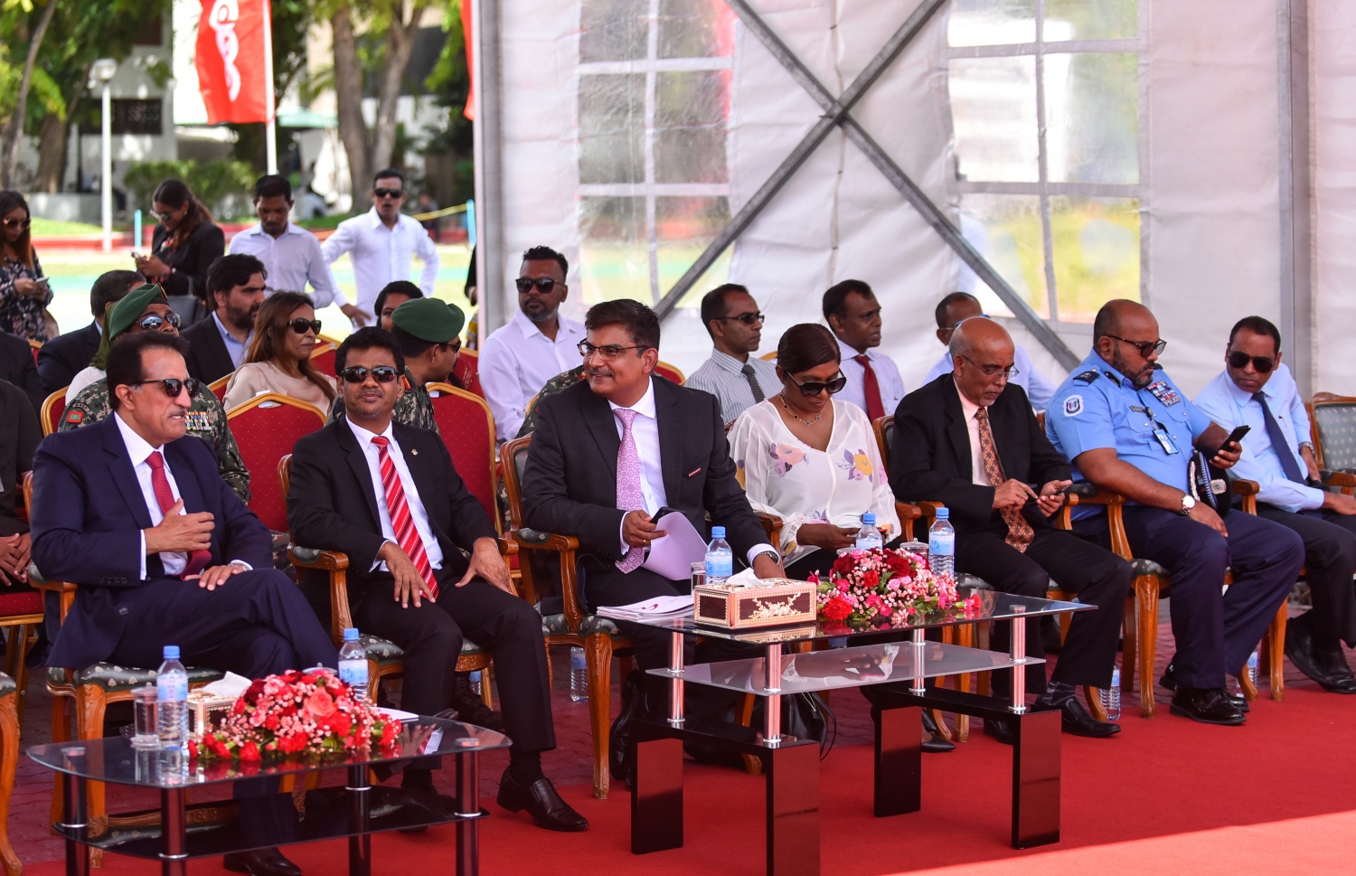 އުރީދޫން މިއަދު ރާއްޖެ ގެނައި ސީ އެމްބިއުލާންސް ހަދިޔާކުރަން ބޭއްވި ރަސްމިއްޔާތުގައި ބައިވެރިވެވަޑައިގެންނެވި ބޭފުޅުން.-- ފޮޓޯ: އަހުމަދު ނިޝާތު/ މިހާރު