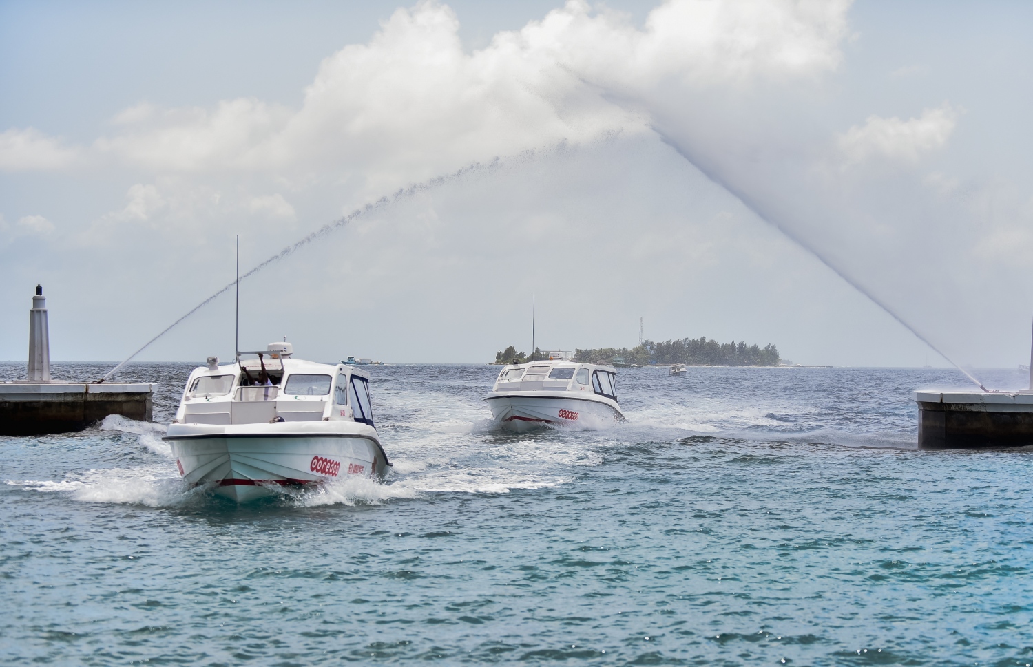 އުރީދޫން ރާއްޖެއަށް ގެނައި ދެ ސީ އެމްބިއުލާންސް: އެ ކުުންފުނިން ވަނީ ތިން ސީ އެމްބިއުލާންސް ހަދިޔާކުރަން ނިންމާފައި.-- ފޮޓޯ: އަހުމަދު ނިޝާތު/ މިހާރު