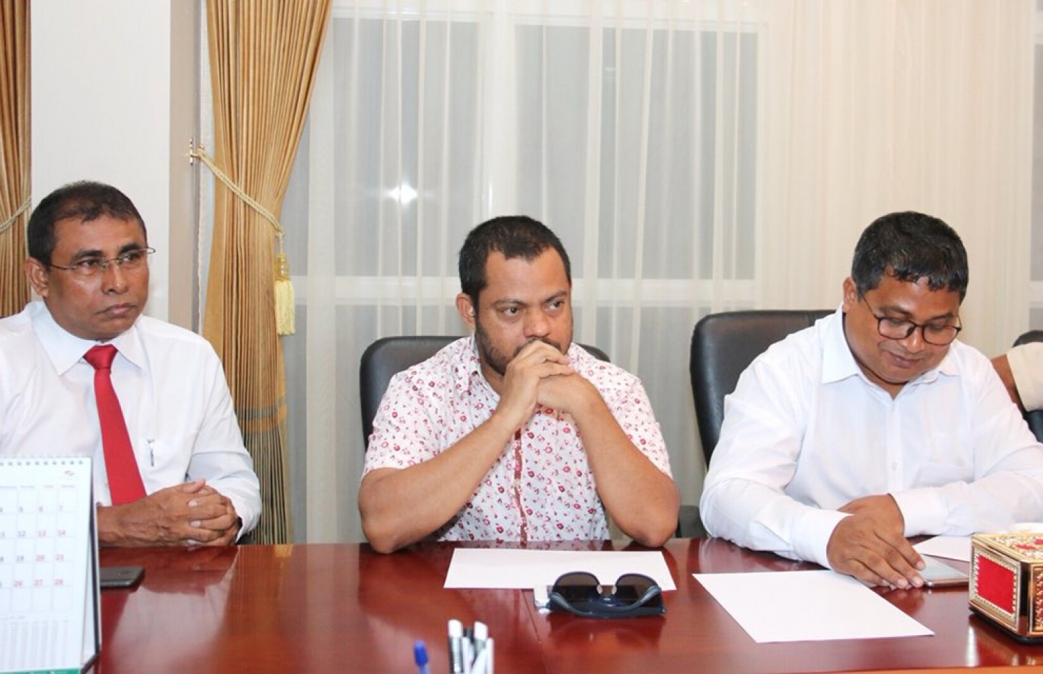 އީސީގެ ރައީސް ޝަރީފް، އިދިކޮޅު ބައެއް ބޭފުޅުންނާއެކު މިއަދު ބޭއްވި ބައްދަލުވުން. - ފޮޓޯ: އިލެކްޝަންސް ކޮމިޝަން