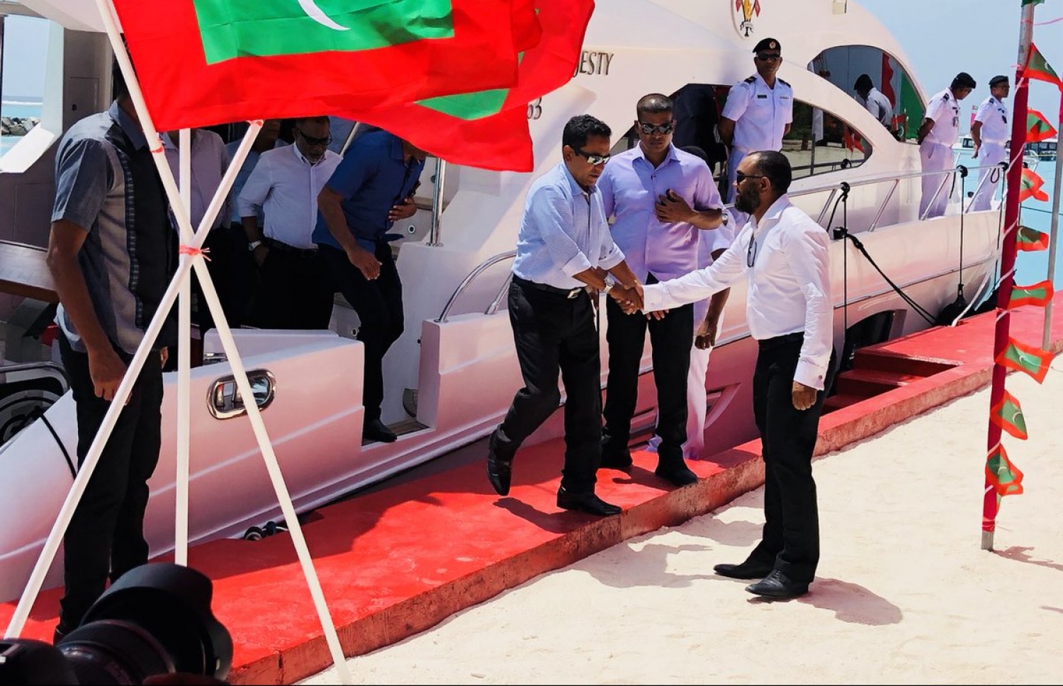 ރައީސް ޔާމިން މިއަދު ކެލާ ދާއިރާގެ މެމްބަރު އަލީ އާރިފްއާ ވާހަކަ ދައްކަވަނީ. - ފޮޓޯ: އެންވަޔަރަމަންޓް މިނިސްޓްރީ