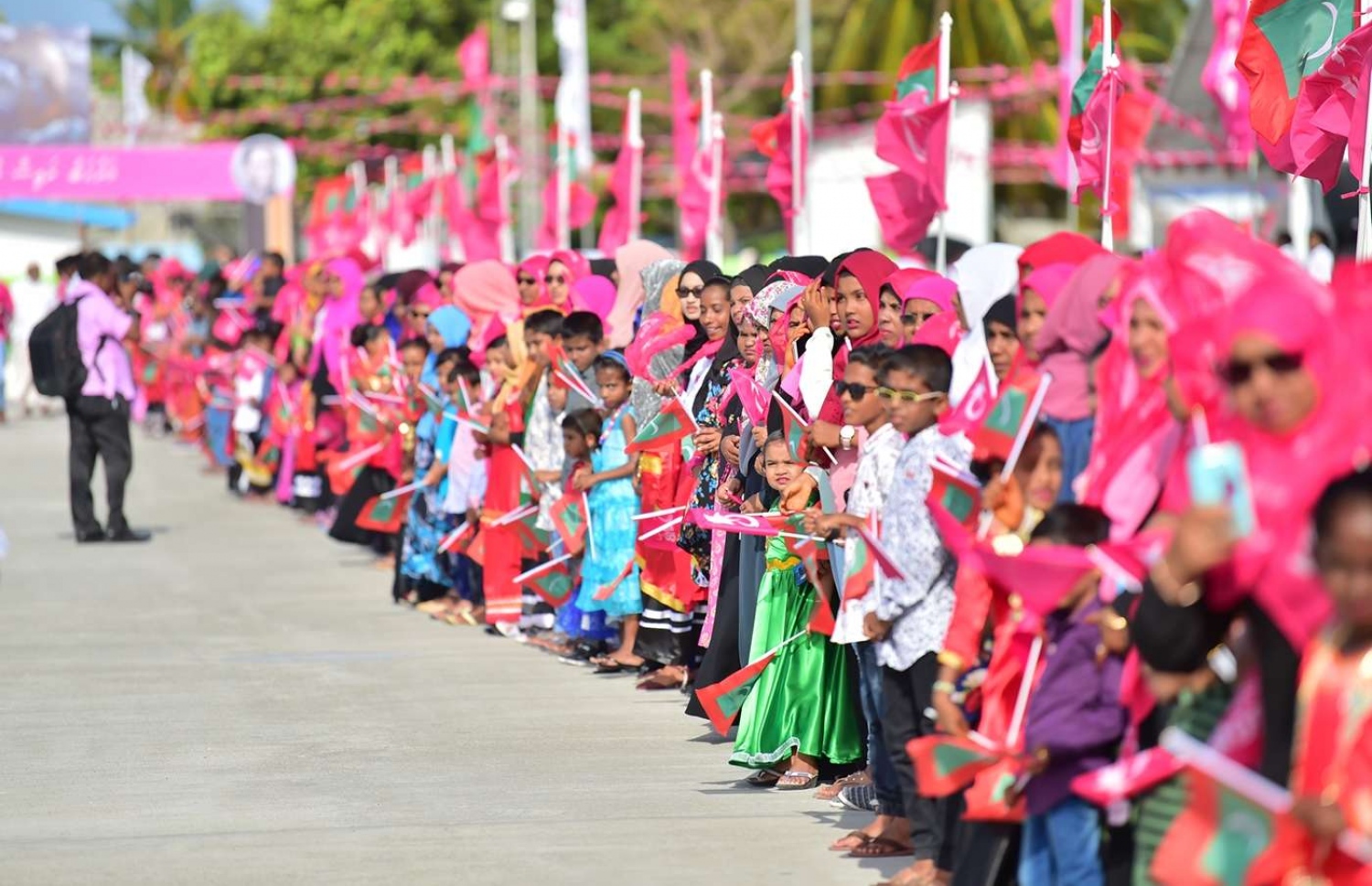 ހއ. ބާރަށް: ޖުލައި 18، 2018: ބާރަށުގައި 32 މިލިއަން ރުފިޔާ ހަރަދުކޮށްގެން 2015 ގައި ހެދި މެރީނާ ޖެޓީ ހުޅުވުމަށް އެ ރަށުގައި ބޭއްވި ރަސްމިއްޔާތެއްގައި ރައީސް ޔާމީން ވަޑައިގެންނެވުމުން އެރަށުގެ ބައެއް މީހުން އެމަނިކުފާނަށް މަރުހަބާ ކިޔުމަށް އެއްވެފައި.-- ފޮޓޯ: ރައީސް އޮފީސް