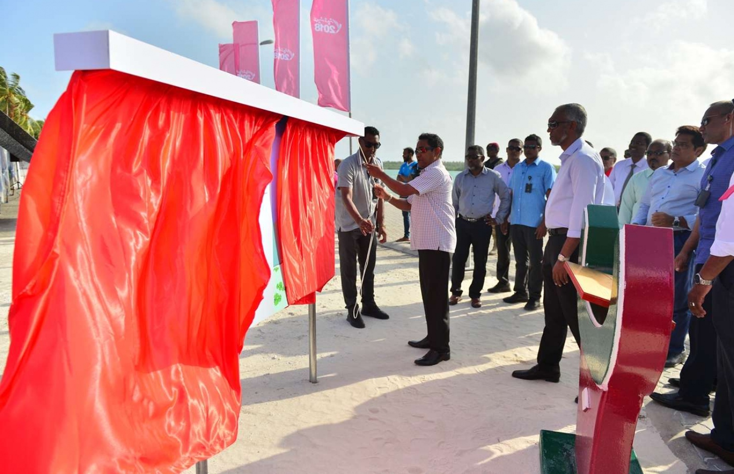 ހއ. ބާރަށް: ޖުލައި 18، 2018: ބާރަށުގައި 32 މިލިއަން ރުފިޔާ ހަރަދުކޮށްގެން 2015 ގައި ހެދި މެރީނާ ޖެޓީ ހުޅުވުމަށް އެ ރަށުގައި ބޭއްވި ރަސްމިއްޔާތެއްގައި   ރައީސް ޔާމީން ބައިވެރިވެ ވަޑައިގަންނަވަނީ.-- ފޮޓޯ: ރައީސް އޮފީސް