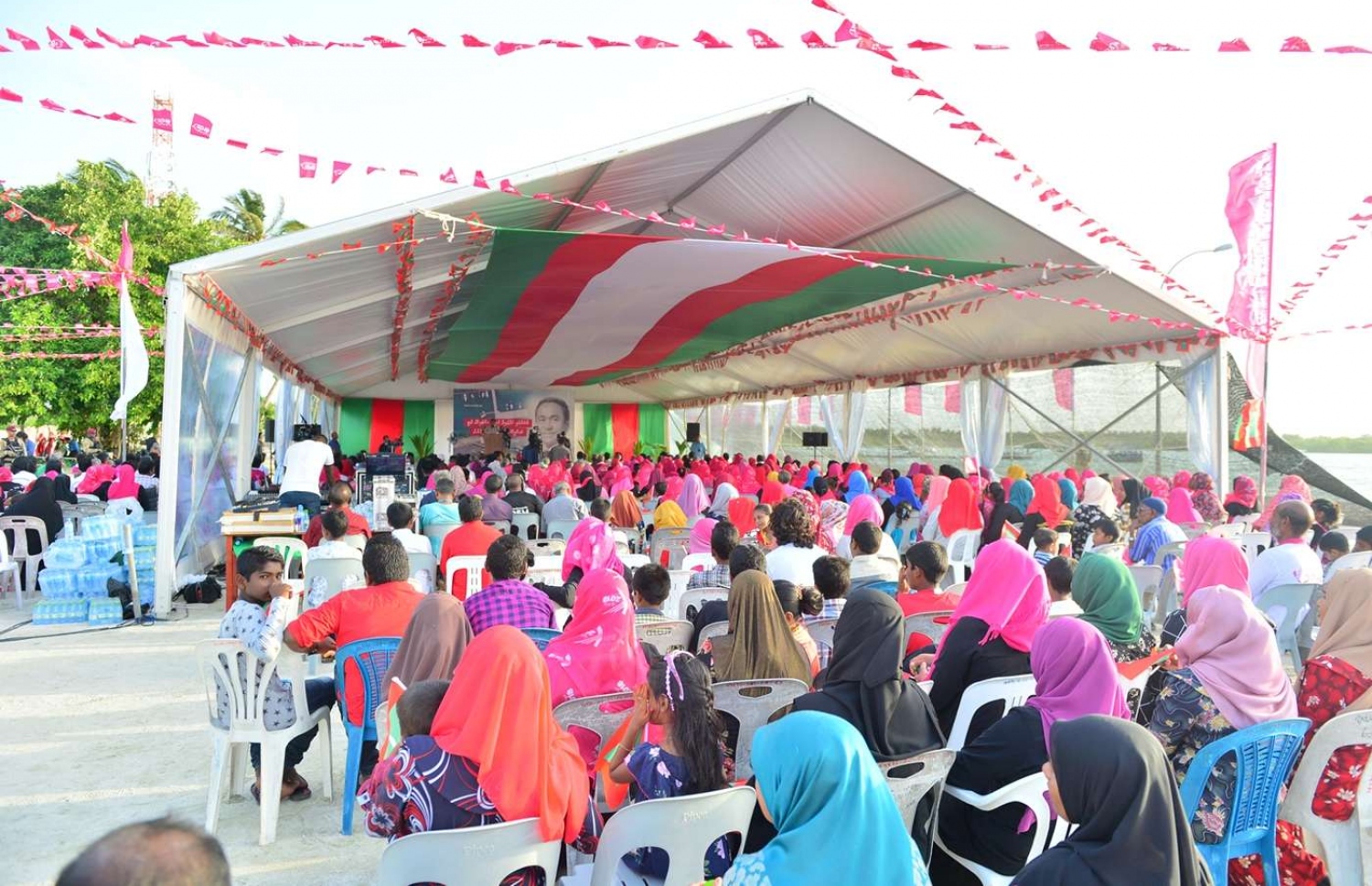 ހއ. ބާރަށް: ޖުލައި 18، 2018: ބާރަށުގައި 32 މިލިއަން ރުފިޔާ ހަރަދުކޮށްގެން 2015 ގައި ހެދި މެރީނާ ޖެޓީ ހުޅުވުމަށް އެ ރަށުގައި ބޭއްވި ރަސްމިއްޔާތެއްގައި ރައީސް ޔާމީން ވާހަކަ ދައްކަވަނީ.-- ފޮޓޯ: ރައީސް އޮފީސް