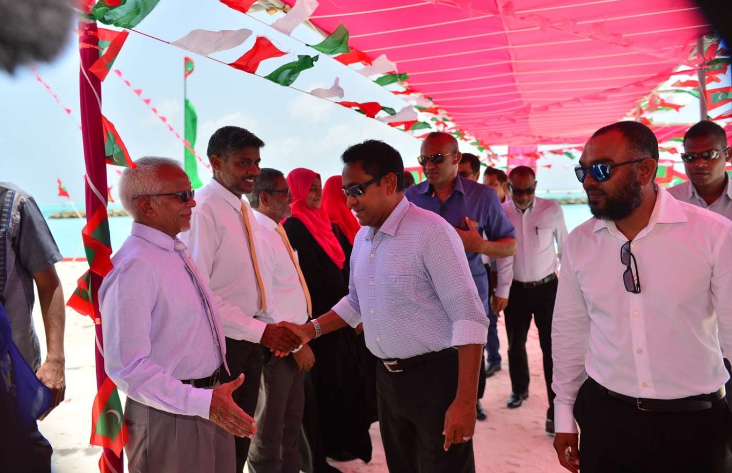 ހއ. ކެލާ: ޖުލައި 18، 2018: ކެލާގައި ނަރުދަމާ ނިޒާމު ރަސްމީކޮށް އިފްތިތާހު ކޮއްދެއްވުމަށް އެ ރަށުގައި ބޭއްވި ރަސްމިއްޔާތެއްގައި ބައިވެރިވެ ވަޑައިގަތުމަށް ރައީސް ޔާމީން ވަޑައިގެންނެވުމުން އެރަށުގެ ބައެއް މީހުން އެމަނިކުފާނަށް މަރުހަބާ ކިޔަނީ.-- ފޮޓޯ: ރައީސް އޮފީސް