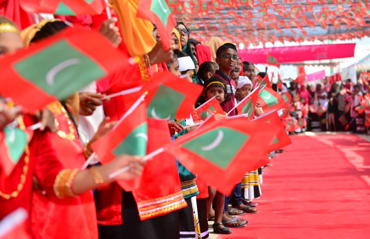 ހއ. ދިއްދޫ: ޖުލައި 18، 2018: ސަރުކާރުން ދިއްދޫގައި ހިންގި ހަތަރު މަޝްރޫއެއްގެ ނިމުން ފާހަގަކުރުމުގެ ރަސްމިއްޔާތެއްގައި ބައިވެރިވެ ވަޑައިގަތުމަށް އެ ރަށަށް ވަޑައިގަތުމުން، އެ ރަށުގެ ބައެއް މީހުން އެމަނިކުފާނަށް މަރުހަބާ ކިޔުމަށް އެއްވެފައި.-- ފޮޓޯ: ރައީސް އޮފީސް