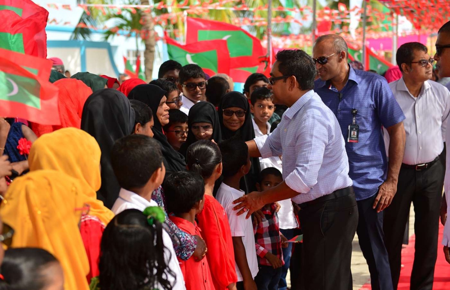 ހއ. ދިއްދޫ: ޖުލައި 18، 2018: ސަރުކާރުން ދިއްދޫގައި ހިންގި ހަތަރު މަޝްރޫއެއްގެ ނިމުން ފާހަގަކުރުމުގެ ރަސްމިއްޔާތެއްގައި ބައިވެރިވެ ވަޑައިގަތުމަށް އެ ރަށަށް ވަޑައިގެން، އެ ރަށުގެ ބައެއް މީހުންނާ ރައީސް ޔާމީން ސަލާމް ކުރައްވަނީ.-- ފޮޓޯ: ރައީސް އޮފީސް