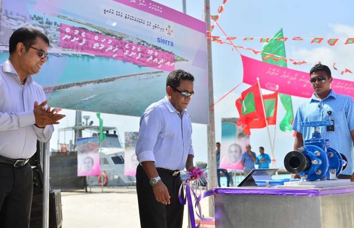 ހއ. ދިއްދޫ: ޖުލައި 18، 2018: ސަރުކާރުން ދިއްދޫގައި ހިންގި ހަތަރު މަޝްރޫއެއްގެ ނިމުން ފާހަގަކުރުމުގެ ތެރެއިން ފެނުގެ ހިދުމަތް ރައީސް ޔާމީން އިފްތިތާހު ކޮށްދެއްވަނީ.-- ފޮޓޯ: ރައީސް އޮފީސް