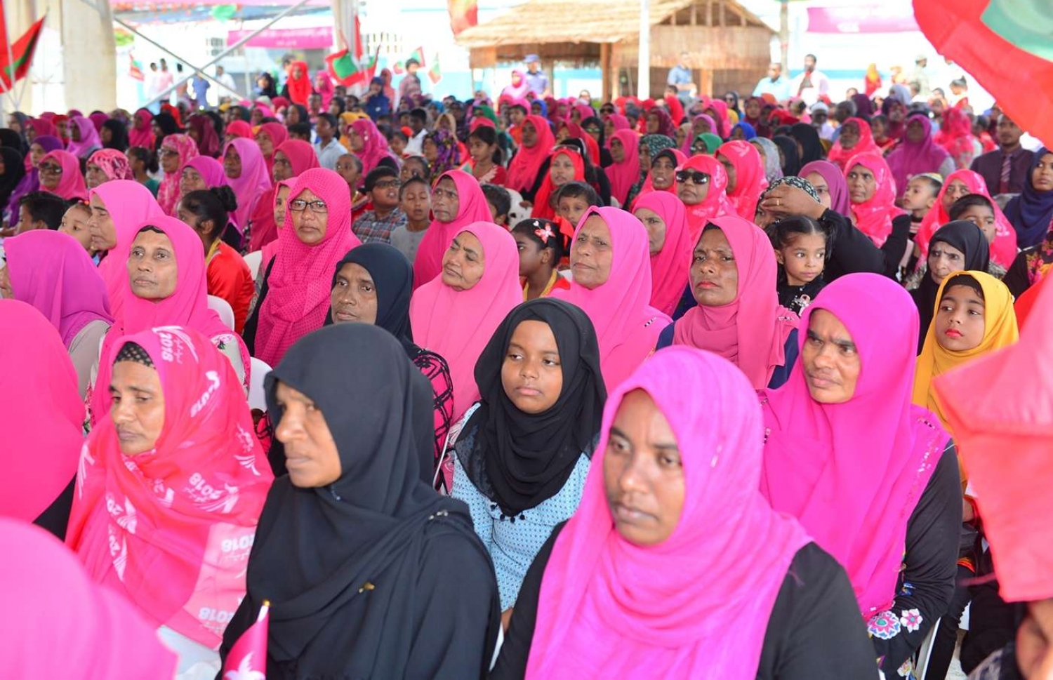 ހއ. ދިއްދޫ: ޖުލައި 18، 2018: ސަރުކާރުން ދިއްދޫގައި ހިންގި ހަތަރު މަޝްރޫއެއްގެ ނިމުން ފާހަގަކުރުމުގެ ރަސްމިއްޔާތެއްގައި އެރަށުގެ ބައެއް މީހުން ބައިވެރިވަނީ.-- ފޮޓޯ: ރައީސް އޮފީސް