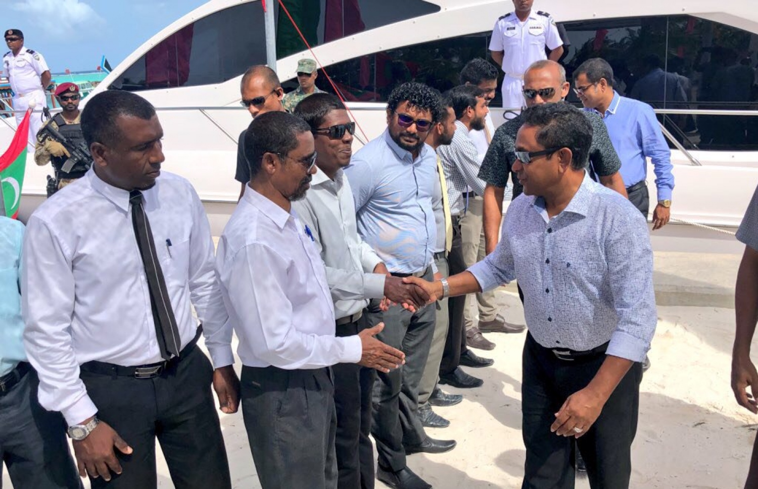 ރައީސް ޔާމީން، މިއަދު ހަނިމާދޫ އަށް ވަޑައިގެން، އެ ރަށު ރައްޔިތުންނާ ސަލާމް ކުރައްވަނީ. - ފޮޓޯ: އެންވަޔަރަމަންޓް މިނިސްޓްރީ