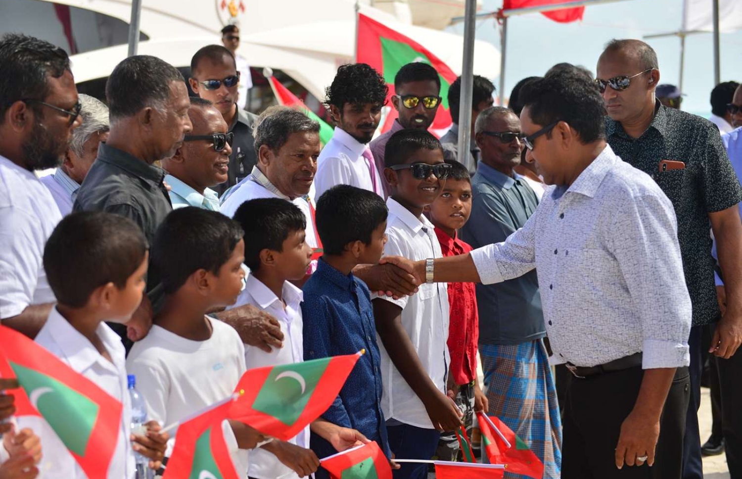 ރައީސް ޔާމީން މިއަދު ހދ. ހަނިމާދޫ އަށް ވަޑައިގެން އެ ރަށު ރައްޔިތުންނާ ސަލާމް ކުރައްވަނީ. - ފޮޓޯ: ރައީސް އޮފީސް