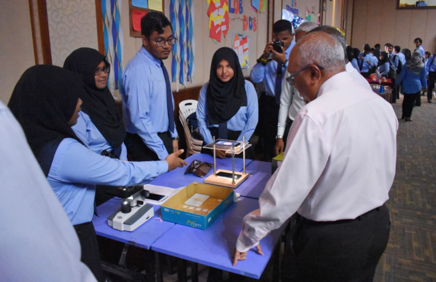 ވިލާ ހައި ސްކޫލުގެ ދަރިވަރުންތަކެއް، ސައިންސް ފެއާއަށް ތައްޔާރުކުރި ޕްރޮޖެކްޓެއް، ވިލާ ކޮލެޖުގެ ރެކްޓާ ޑރ. އަންވަރަށް ދައްކާލަނީ -- މިހާރު ފޮޓޯ