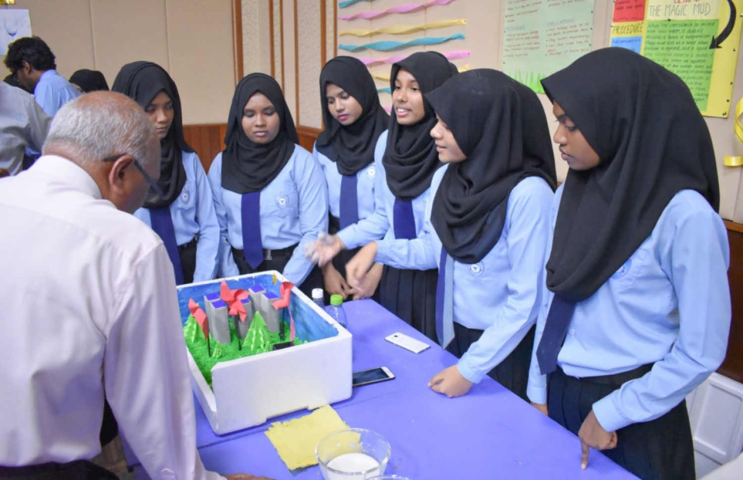 ވިލާ ހައި ސްކޫލުގެ ދަރިވަރުންތަކެއް، ސައިންސް ފެއާއަށް ތައްޔާރުކުރި އެއްޗެހި ދައްކާލަނީ-- މިހާރު ފޮޓޯ