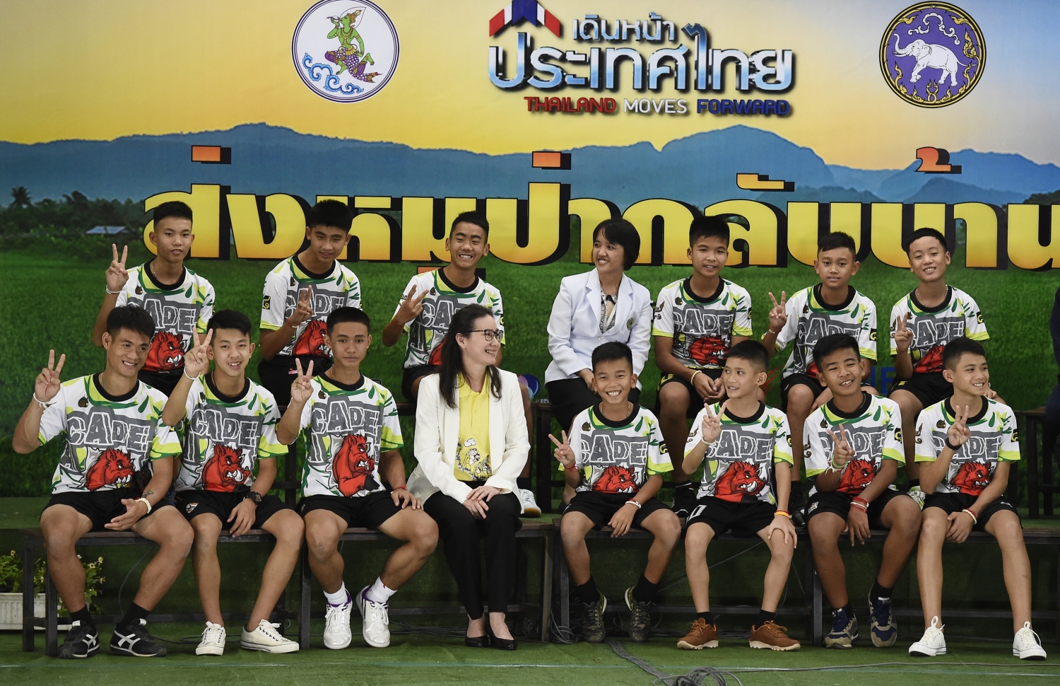 ހޮހަޅައިން ސަލާމަތް ކުރި ކުދިން ނޫސްވެރިންނާ ބައްދަލު ކުރަނީ. --ފޮޓޯ:އޭއެފްޕީ