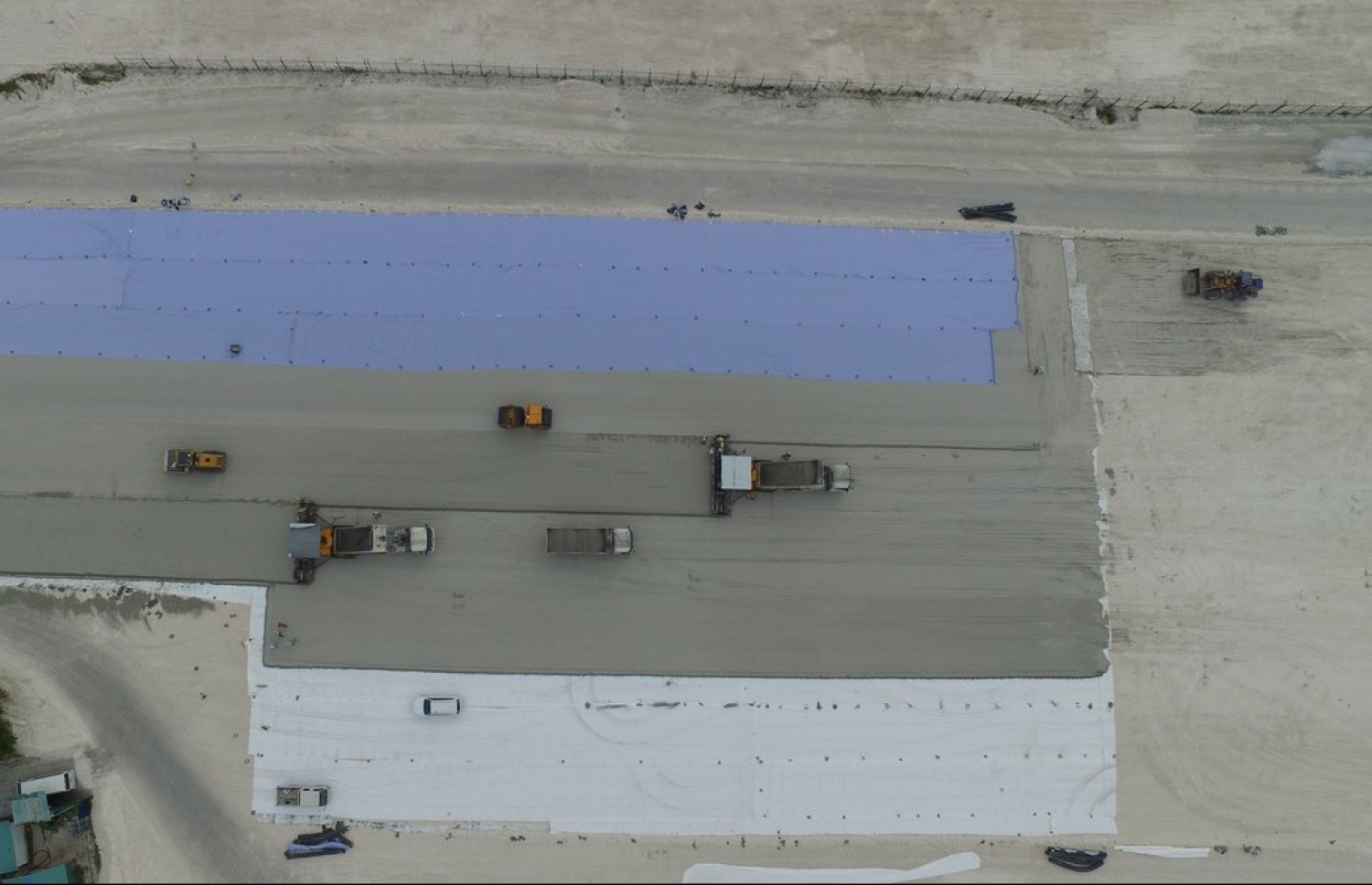 ވެލާނާ އިންޓަނޭޝަނަލް އެއާޕޯޓުގެ އާ ރަންވޭގެ މެދުގައި ނުނިމި އޮތްބައިގެ މަސައްކަތްކުރަނީ. އެ މަސައްކަތް ނިމި އަންނަ އޮގަސްޓް މަހު އާ ރަންވޭ ބޭނުންކުރަން ފެށޭނެ. ފޮޓޯ: އެމްއޭސީއެލް