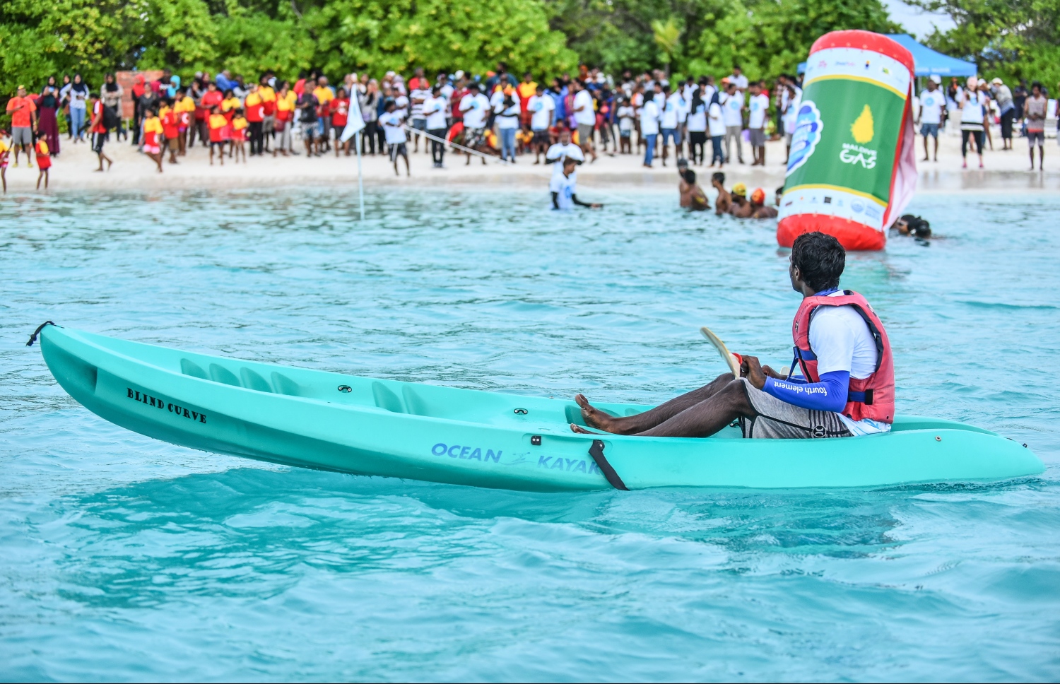 ކ.ދިއްފުށި: ޖުލައި 20، 2018: ސްވިމިން އެސޯސިއޭޝަނާއި މާލެ ފިޓްނަސް ކްލަބްގެ ފަރާތުން ކ. ދިއްފުށީގައި ބޭއްވި ދިގު ފެތުމުގެ ގައުމީ މުބާރާތުގެ ތެރެއިން، ޝައުގުވެރި ބަދަލުތަކާ އެކު ކުރިއަށްދިޔަ މި ހަރަކާތުގައި އެކި އުމުރުފުރާތަކުން ގިނަ އަދަދެއްގެ ފެތުންތެރިންތަކެއް ވަނީ ވާދަކޮށްފައި. ފޮޓޯ:ނިޝާން އަލީ/މިހާރު