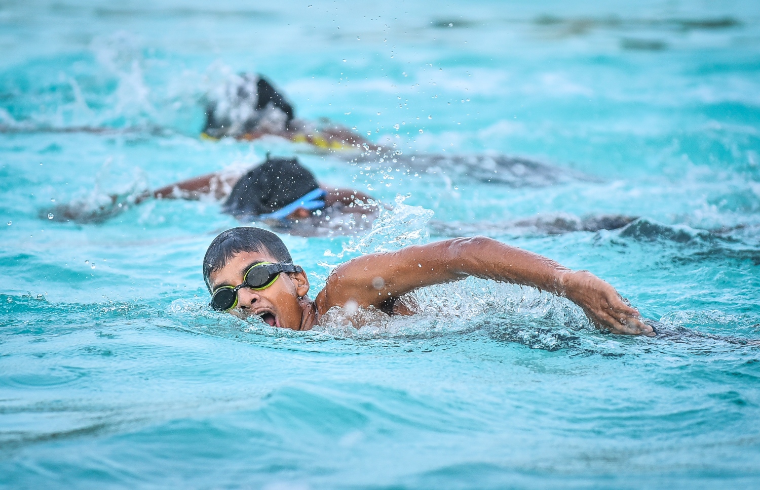 ކ.ދިއްފުށި: ޖުލައި 20، 2018: ސްވިމިން އެސޯސިއޭޝަނާއި މާލެ ފިޓްނަސް ކްލަބްގެ ފަރާތުން ކ. ދިއްފުށީގައި ބޭއްވި ދިގު ފެތުމުގެ ގައުމީ މުބާރާތުގެ ތެރެއިން، ޝައުގުވެރި ބަދަލުތަކާ އެކު ކުރިއަށްދިޔަ މި ހަރަކާތުގައި އެކި އުމުރުފުރާތަކުން ގިނަ އަދަދެއްގެ ފެތުންތެރިންތަކެއް ވަނީ ވާދަކޮށްފައި. ފޮޓޯ:ނިޝާން އަލީ/މިހާރު