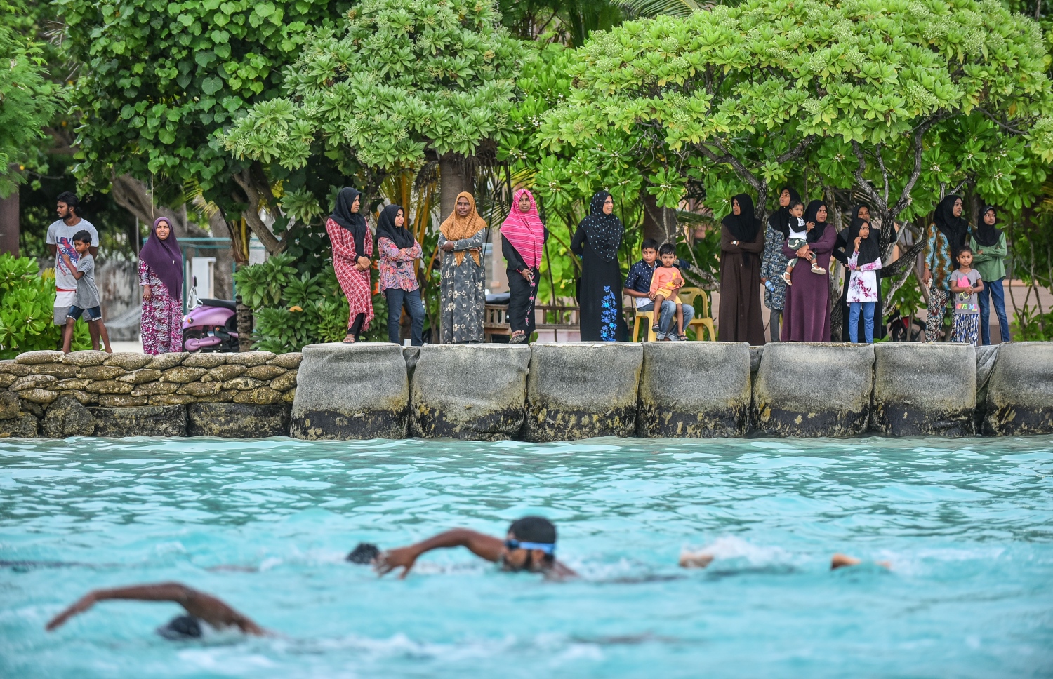 ކ.ދިއްފުށި: ޖުލައި 20، 2018: ސްވިމިން އެސޯސިއޭޝަނާއި މާލެ ފިޓްނަސް ކްލަބްގެ ފަރާތުން ކ. ދިއްފުށީގައި ބޭއްވި ދިގު ފެތުމުގެ ގައުމީ މުބާރާތުގެ ތެރެއިން، ޝައުގުވެރި ބަދަލުތަކާ އެކު ކުރިއަށްދިޔަ މި ހަރަކާތުގައި އެކި އުމުރުފުރާތަކުން ގިނަ އަދަދެއްގެ ފެތުންތެރިންތަކެއް ވަނީ ވާދަކޮށްފައި. ފޮޓޯ:ނިޝާން އަލީ/މިހާރު