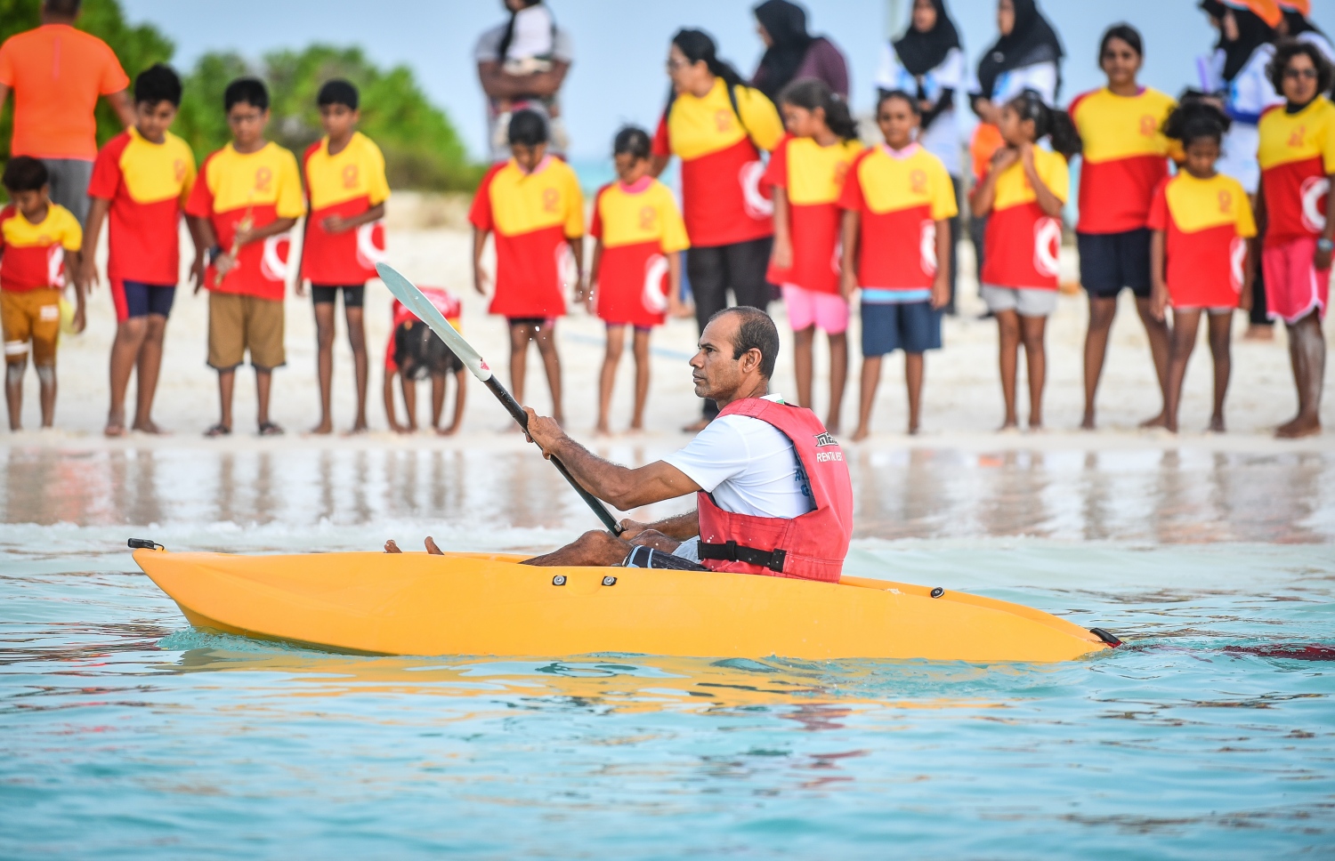 ކ.ދިއްފުށި: ޖުލައި 20، 2018: ސްވިމިން އެސޯސިއޭޝަނާއި މާލެ ފިޓްނަސް ކްލަބްގެ ފަރާތުން ކ. ދިއްފުށީގައި ބޭއްވި ދިގު ފެތުމުގެ ގައުމީ މުބާރާތުގެ ތެރެއިން، ޝައުގުވެރި ބަދަލުތަކާ އެކު ކުރިއަށްދިޔަ މި ހަރަކާތުގައި އެކި އުމުރުފުރާތަކުން ގިނަ އަދަދެއްގެ ފެތުންތެރިންތަކެއް ވަނީ ވާދަކޮށްފައި. ފޮޓޯ:ނިޝާން އަލީ/މިހާރު
