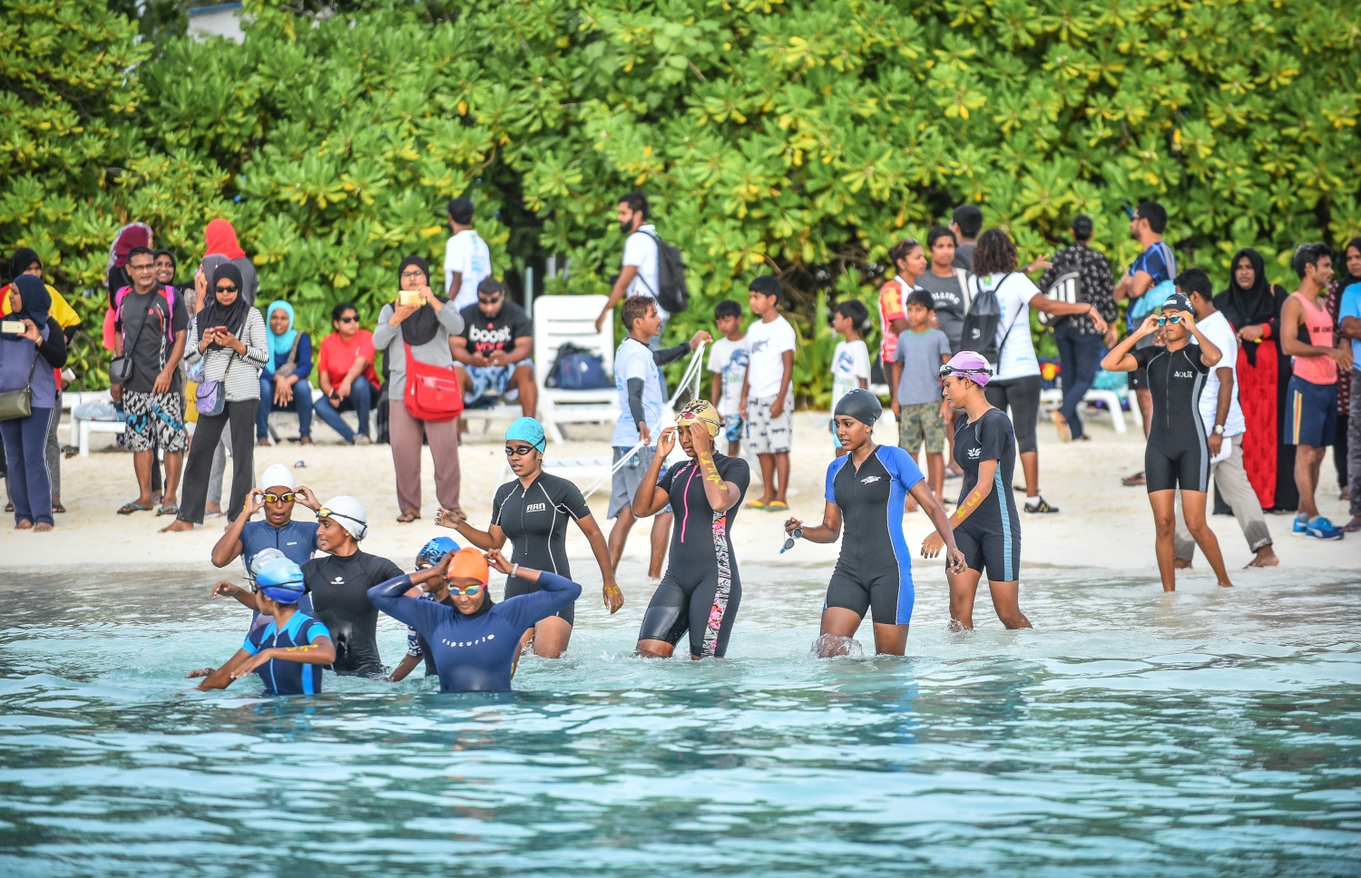 ކ.ދިއްފުށި: ޖުލައި 20، 2018: ސްވިމިން އެސޯސިއޭޝަނާއި މާލެ ފިޓްނަސް ކްލަބްގެ ފަރާތުން ކ. ދިއްފުށީގައި ބޭއްވި ދިގު ފެތުމުގެ ގައުމީ މުބާރާތުގެ ތެރެއިން، ޝައުގުވެރި ބަދަލުތަކާ އެކު ކުރިއަށްދިޔަ މި ހަރަކާތުގައި އެކި އުމުރުފުރާތަކުން ގިނަ އަދަދެއްގެ ފެތުންތެރިންތަކެއް ވަނީ ވާދަކޮށްފައި. ފޮޓޯ:ނިޝާން އަލީ/މިހާރު