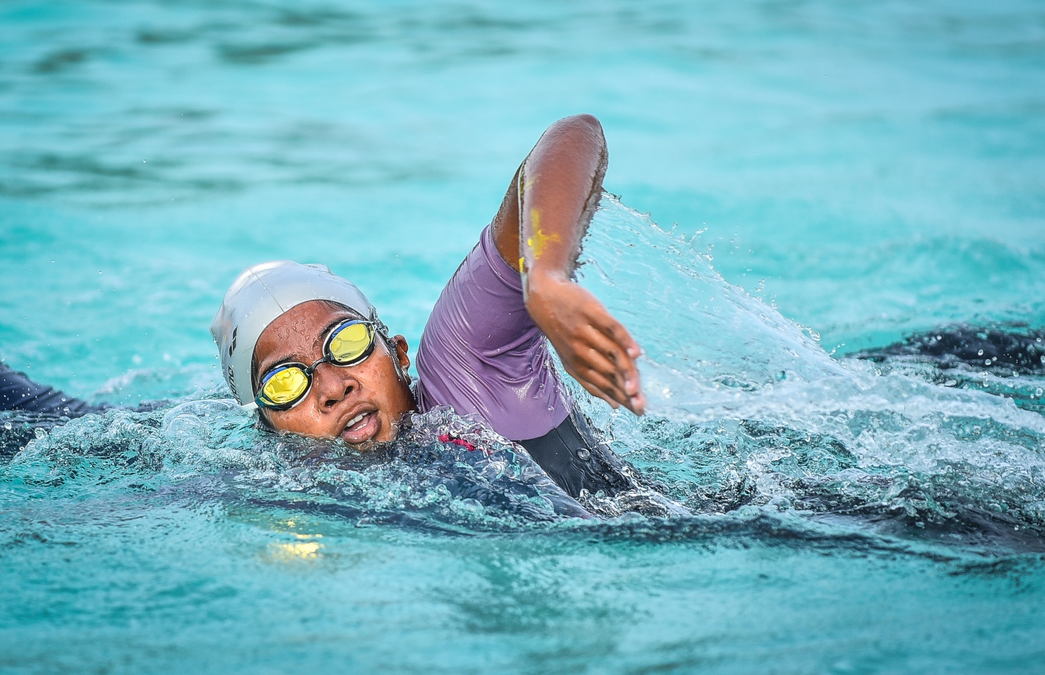 ކ.ދިއްފުށި: ޖުލައި 20، 2018: ސްވިމިން އެސޯސިއޭޝަނާއި މާލެ ފިޓްނަސް ކްލަބްގެ ފަރާތުން ކ. ދިއްފުށީގައި ބޭއްވި ދިގު ފެތުމުގެ ގައުމީ މުބާރާތުގެ ތެރެއިން، ޝައުގުވެރި ބަދަލުތަކާ އެކު ކުރިއަށްދިޔަ މި ހަރަކާތުގައި އެކި އުމުރުފުރާތަކުން ގިނަ އަދަދެއްގެ ފެތުންތެރިންތަކެއް ވަނީ ވާދަކޮށްފައި. ފޮޓޯ:ނިޝާން އަލީ/މިހާރު