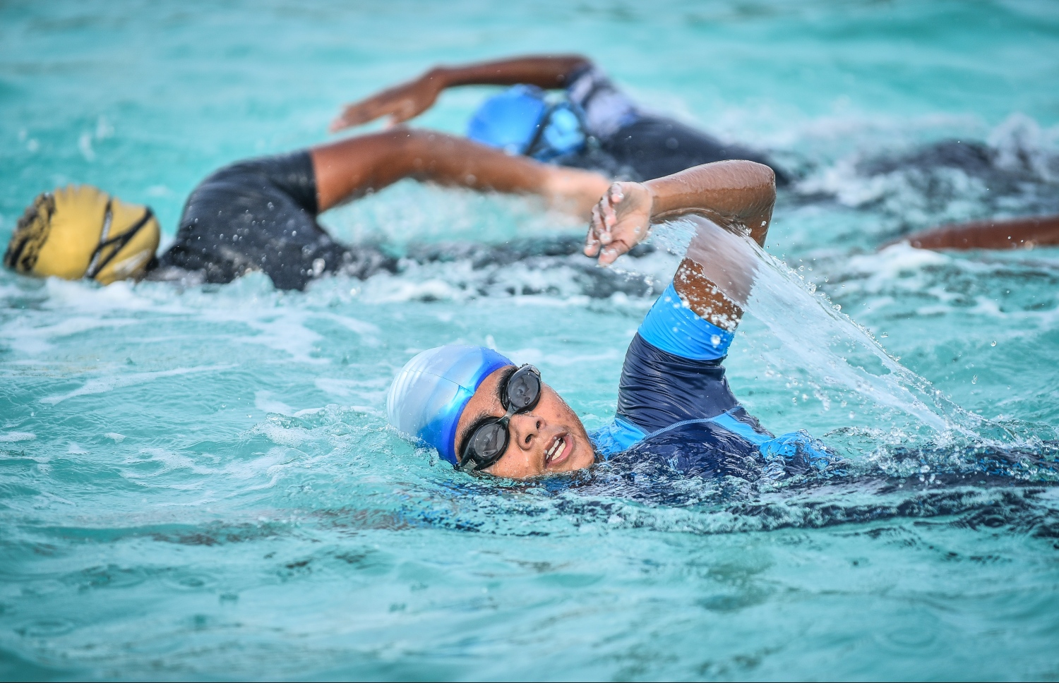 ކ.ދިއްފުށި: ޖުލައި 20، 2018: ސްވިމިން އެސޯސިއޭޝަނާއި މާލެ ފިޓްނަސް ކްލަބްގެ ފަރާތުން ކ. ދިއްފުށީގައި ބޭއްވި ދިގު ފެތުމުގެ ގައުމީ މުބާރާތުގެ ތެރެއިން، ޝައުގުވެރި ބަދަލުތަކާ އެކު ކުރިއަށްދިޔަ މި ހަރަކާތުގައި އެކި އުމުރުފުރާތަކުން ގިނަ އަދަދެއްގެ ފެތުންތެރިންތަކެއް ވަނީ ވާދަކޮށްފައި. ފޮޓޯ:ނިޝާން އަލީ/މިހާރު