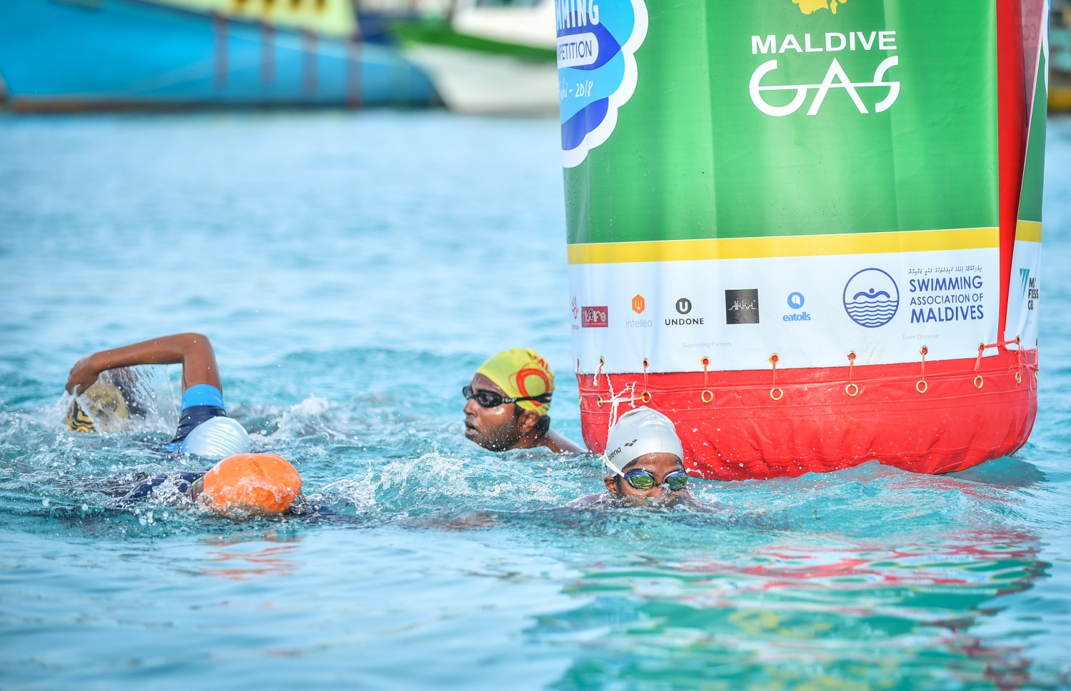 ކ.ދިއްފުށި: ޖުލައި 20، 2018: ސްވިމިން އެސޯސިއޭޝަނާއި މާލެ ފިޓްނަސް ކްލަބްގެ ފަރާތުން ކ. ދިއްފުށީގައި ބޭއްވި ދިގު ފެތުމުގެ ގައުމީ މުބާރާތުގެ ތެރެއިން، ޝައުގުވެރި ބަދަލުތަކާ އެކު ކުރިއަށްދިޔަ މި ހަރަކާތުގައި އެކި އުމުރުފުރާތަކުން ގިނަ އަދަދެއްގެ ފެތުންތެރިންތަކެއް ވަނީ ވާދަކޮށްފައި. ފޮޓޯ:ނިޝާން އަލީ/މިހާރު