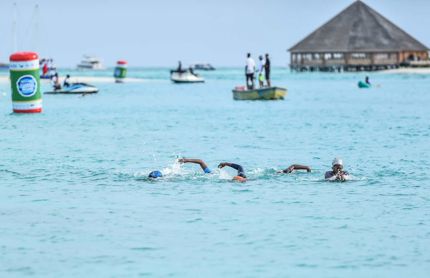 ކ.ދިއްފުށި: ޖުލައި 20، 2018: ސްވިމިން އެސޯސިއޭޝަނާއި މާލެ ފިޓްނަސް ކްލަބްގެ ފަރާތުން ކ. ދިއްފުށީގައި ބޭއްވި ދިގު ފެތުމުގެ ގައުމީ މުބާރާތުގެ ތެރެއިން، ޝައުގުވެރި ބަދަލުތަކާ އެކު ކުރިއަށްދިޔަ މި ހަރަކާތުގައި އެކި އުމުރުފުރާތަކުން ގިނަ އަދަދެއްގެ ފެތުންތެރިންތަކެއް ވަނީ ވާދަކޮށްފައި. ފޮޓޯ:ނިޝާން އަލީ/މިހާރު
