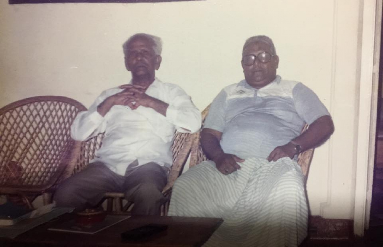 ކޮޅުނބުގައި ހުންނަ އިބްރާހިމް ހަސަންގެ ގޭގައި އޭނާ އާއި ސައިކުރާ ޅަހުއްތު (ވ).