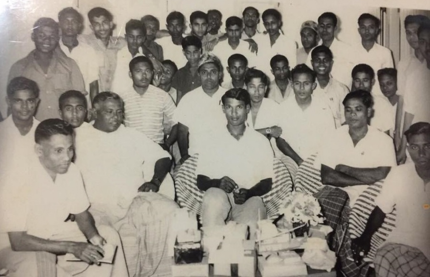 މާފަންނު އޯކިޑް ކްލަބުގެ ޖަލްސާއެއްގައި އިބްރާހިމް ހަސަން (ދެ ވަނަ ބަރީގެ މެދުގައި ބޮޑު ތާކިލަހުގައި): ދެން ތިއްބެވި ބޭފުޅުންގެ ތެރޭގައި ހައްތި އަހުމަދު މަނިކު، އިބްރާހިމް މަނިކުގެ ދޮންމަނިކު އަދި ސަރުސޫނު މުހައްމަދު ދީދީ ހިމެނިވަޑައިގަންނަވާ.