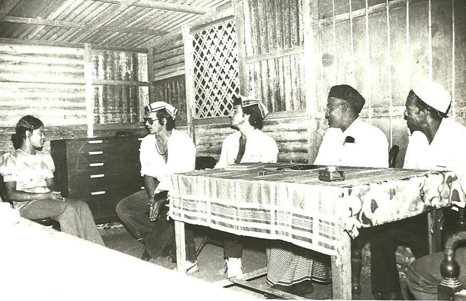 ބިދޭސީންތަކެއް އިސްލާމްދީން ގަބޫލުކުރުމުން އެ ފަރާތްތަކަށް ދީނީ ނަސޭހަތް ދިނުމަށް އިިބްރާހިމް ހަސަން (ކ-2) އަދި ޖަމިއްޔަތުލް ފަލާހުގެ ރައީސް އަބޫބަކުރު އިބްރާހިމް ކިލާހެއް ނަގައިދެނީ.