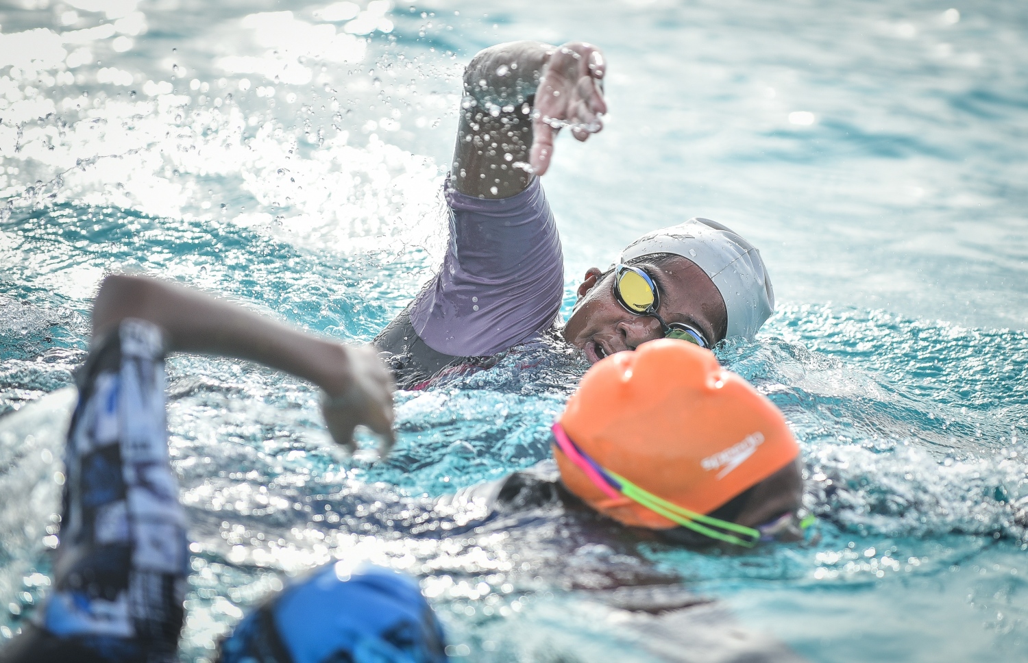 ކ.ދިއްފުށި: ޖުލައި 20، 2018: ސްވިމިން އެސޯސިއޭޝަނާއި މާލެ ފިޓްނަސް ކްލަބްގެ ފަރާތުން ކ. ދިއްފުށީގައި ބޭއްވި ދިގު ފެތުމުގެ ގައުމީ މުބާރާތުގެ ތެރެއިން، ޝައުގުވެރި ބަދަލުތަކާ އެކު ކުރިއަށްދިޔަ މި ހަރަކާތުގައި އެކި އުމުރުފުރާތަކުން ގިނަ އަދަދެއްގެ ފެތުންތެރިންތަކެއް ވަނީ ވާދަކޮށްފައި. ފޮޓޯ:ނިޝާން އަލީ/މިހާރު