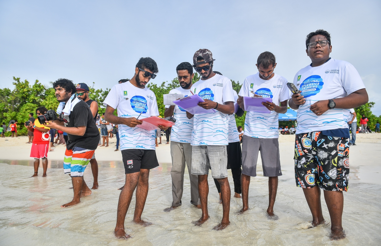 ކ.ދިއްފުށި: ޖުލައި 20، 2018: ސްވިމިން އެސޯސިއޭޝަނާއި މާލެ ފިޓްނަސް ކްލަބްގެ ފަރާތުން ކ. ދިއްފުށީގައި ބޭއްވި ދިގު ފެތުމުގެ ގައުމީ މުބާރާތުގެ ތެރެއިން، ޝައުގުވެރި ބަދަލުތަކާ އެކު ކުރިއަށްދިޔަ މި ހަރަކާތުގައި އެކި އުމުރުފުރާތަކުން ގިނަ އަދަދެއްގެ ފެތުންތެރިންތަކެއް ވަނީ ވާދަކޮށްފައި. ފޮޓޯ:ނިޝާން އަލީ/މިހާރު