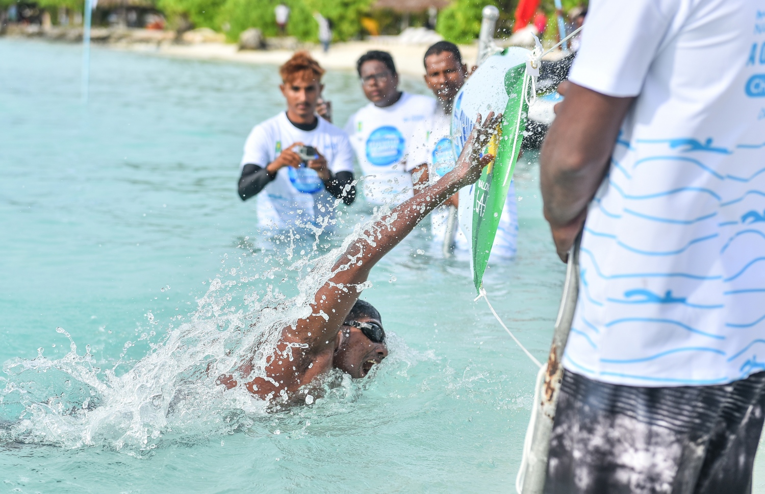 ކ.ދިއްފުށި: ޖުލައި 20، 2018: ސްވިމިން އެސޯސިއޭޝަނާއި މާލެ ފިޓްނަސް ކްލަބްގެ ފަރާތުން ކ. ދިއްފުށީގައި ބޭއްވި ދިގު ފެތުމުގެ ގައުމީ މުބާރާތުގެ ތެރެއިން، ޝައުގުވެރި ބަދަލުތަކާ އެކު ކުރިއަށްދިޔަ މި ހަރަކާތުގައި އެކި އުމުރުފުރާތަކުން ގިނަ އަދަދެއްގެ ފެތުންތެރިންތަކެއް ވަނީ ވާދަކޮށްފައި. ފޮޓޯ:ނިޝާން އަލީ/މިހާރު