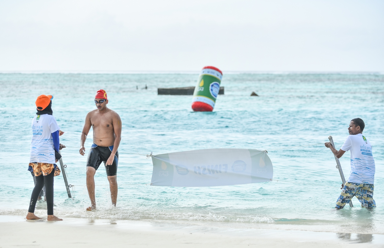 ކ.ދިއްފުށި: ޖުލައި 20، 2018: ސްވިމިން އެސޯސިއޭޝަނާއި މާލެ ފިޓްނަސް ކްލަބްގެ ފަރާތުން ކ. ދިއްފުށީގައި ބޭއްވި ދިގު ފެތުމުގެ ގައުމީ މުބާރާތުގެ ތެރެއިން، ޝައުގުވެރި ބަދަލުތަކާ އެކު ކުރިއަށްދިޔަ މި ހަރަކާތުގައި އެކި އުމުރުފުރާތަކުން ގިނަ އަދަދެއްގެ ފެތުންތެރިންތަކެއް ވަނީ ވާދަކޮށްފައި. ފޮޓޯ:ނިޝާން އަލީ/މިހާރު