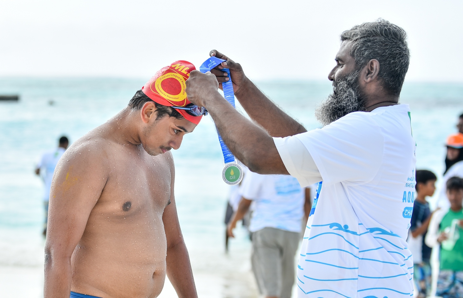 ކ.ދިއްފުށި: ޖުލައި 20، 2018: ސްވިމިން އެސޯސިއޭޝަނާއި މާލެ ފިޓްނަސް ކްލަބްގެ ފަރާތުން ކ. ދިއްފުށީގައި ބޭއްވި ދިގު ފެތުމުގެ ގައުމީ މުބާރާތުގެ ތެރެއިން، ޝައުގުވެރި ބަދަލުތަކާ އެކު ކުރިއަށްދިޔަ މި ހަރަކާތުގައި އެކި އުމުރުފުރާތަކުން ގިނަ އަދަދެއްގެ ފެތުންތެރިންތަކެއް ވަނީ ވާދަކޮށްފައި. ފޮޓޯ:ނިޝާން އަލީ/މިހާރު