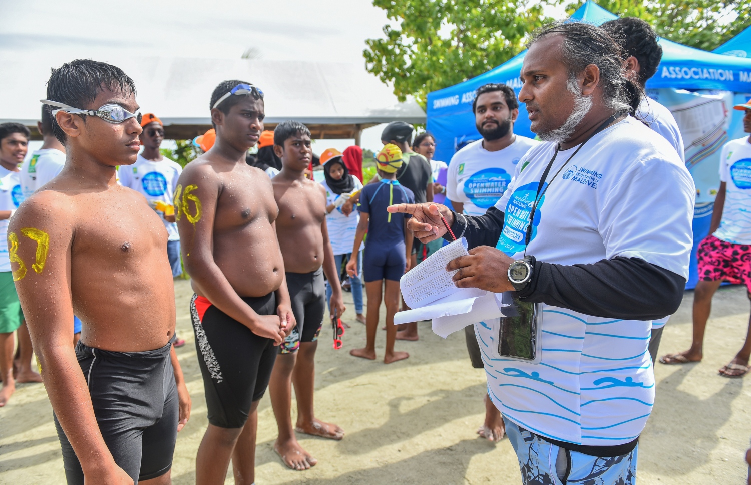 ކ.ދިއްފުށި: ޖުލައި 20، 2018: ސްވިމިން އެސޯސިއޭޝަނާއި މާލެ ފިޓްނަސް ކްލަބްގެ ފަރާތުން ކ. ދިއްފުށީގައި ބޭއްވި ދިގު ފެތުމުގެ ގައުމީ މުބާރާތުގެ ތެރެއިން، ޝައުގުވެރި ބަދަލުތަކާ އެކު ކުރިއަށްދިޔަ މި ހަރަކާތުގައި އެކި އުމުރުފުރާތަކުން ގިނަ އަދަދެއްގެ ފެތުންތެރިންތަކެއް ވަނީ ވާދަކޮށްފައި. ފޮޓޯ:ނިޝާން އަލީ/މިހާރު