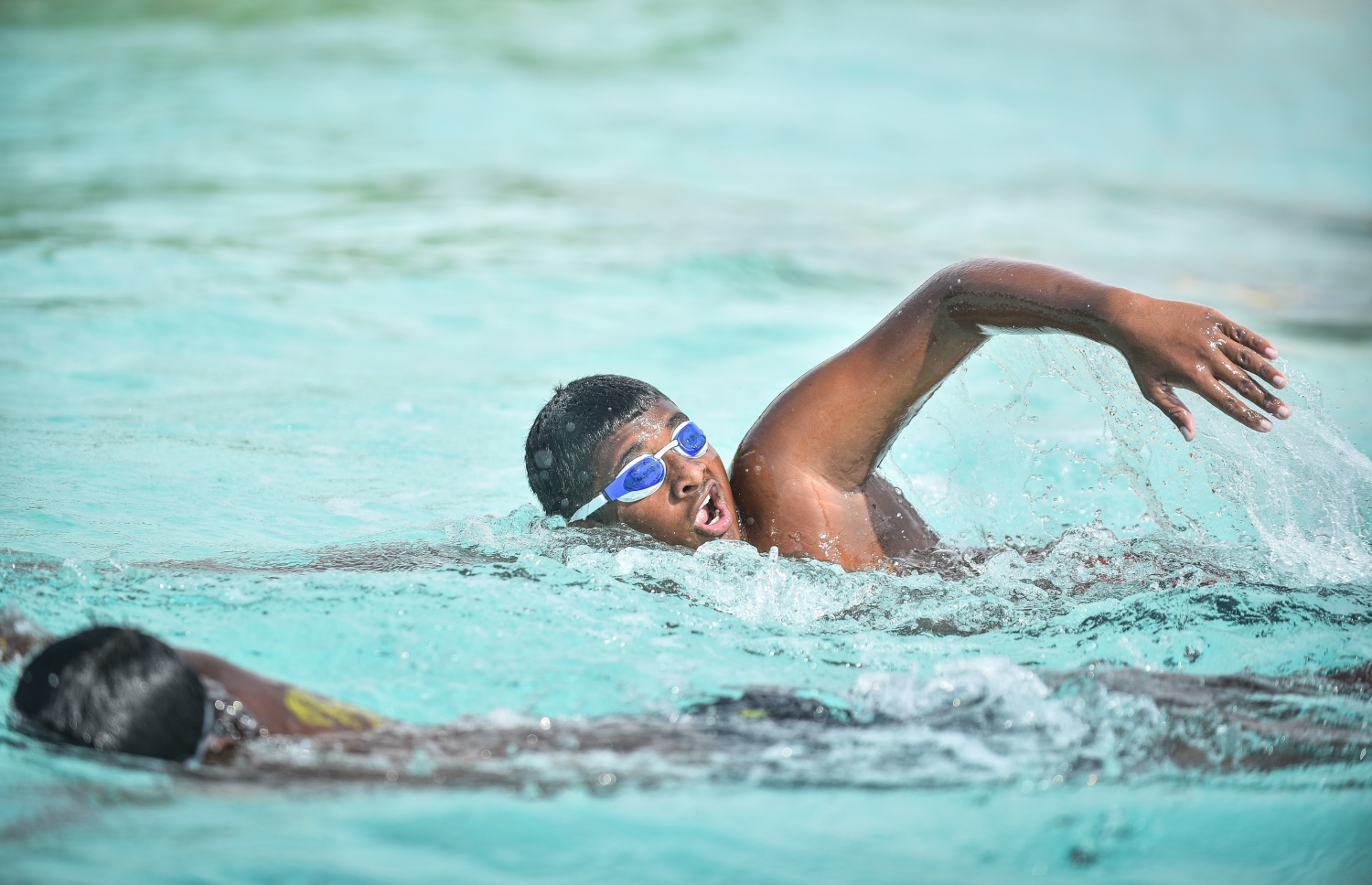 ކ.ދިއްފުށި: ޖުލައި 20، 2018: ސްވިމިން އެސޯސިއޭޝަނާއި މާލެ ފިޓްނަސް ކްލަބްގެ ފަރާތުން ކ. ދިއްފުށީގައި ބޭއްވި ދިގު ފެތުމުގެ ގައުމީ މުބާރާތުގެ ތެރެއިން، ޝައުގުވެރި ބަދަލުތަކާ އެކު ކުރިއަށްދިޔަ މި ހަރަކާތުގައި އެކި އުމުރުފުރާތަކުން ގިނަ އަދަދެއްގެ ފެތުންތެރިންތަކެއް ވަނީ ވާދަކޮށްފައި. ފޮޓޯ:ނިޝާން އަލީ/މިހާރު