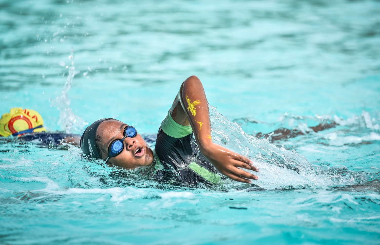 ކ.ދިއްފުށި: ޖުލައި 20، 2018: ސްވިމިން އެސޯސިއޭޝަނާއި މާލެ ފިޓްނަސް ކްލަބްގެ ފަރާތުން ކ. ދިއްފުށީގައި ބޭއްވި ދިގު ފެތުމުގެ ގައުމީ މުބާރާތުގެ ތެރެއިން، ޝައުގުވެރި ބަދަލުތަކާ އެކު ކުރިއަށްދިޔަ މި ހަރަކާތުގައި އެކި އުމުރުފުރާތަކުން ގިނަ އަދަދެއްގެ ފެތުންތެރިންތަކެއް ވަނީ ވާދަކޮށްފައި. ފޮޓޯ:ނިޝާން އަލީ/މިހާރު